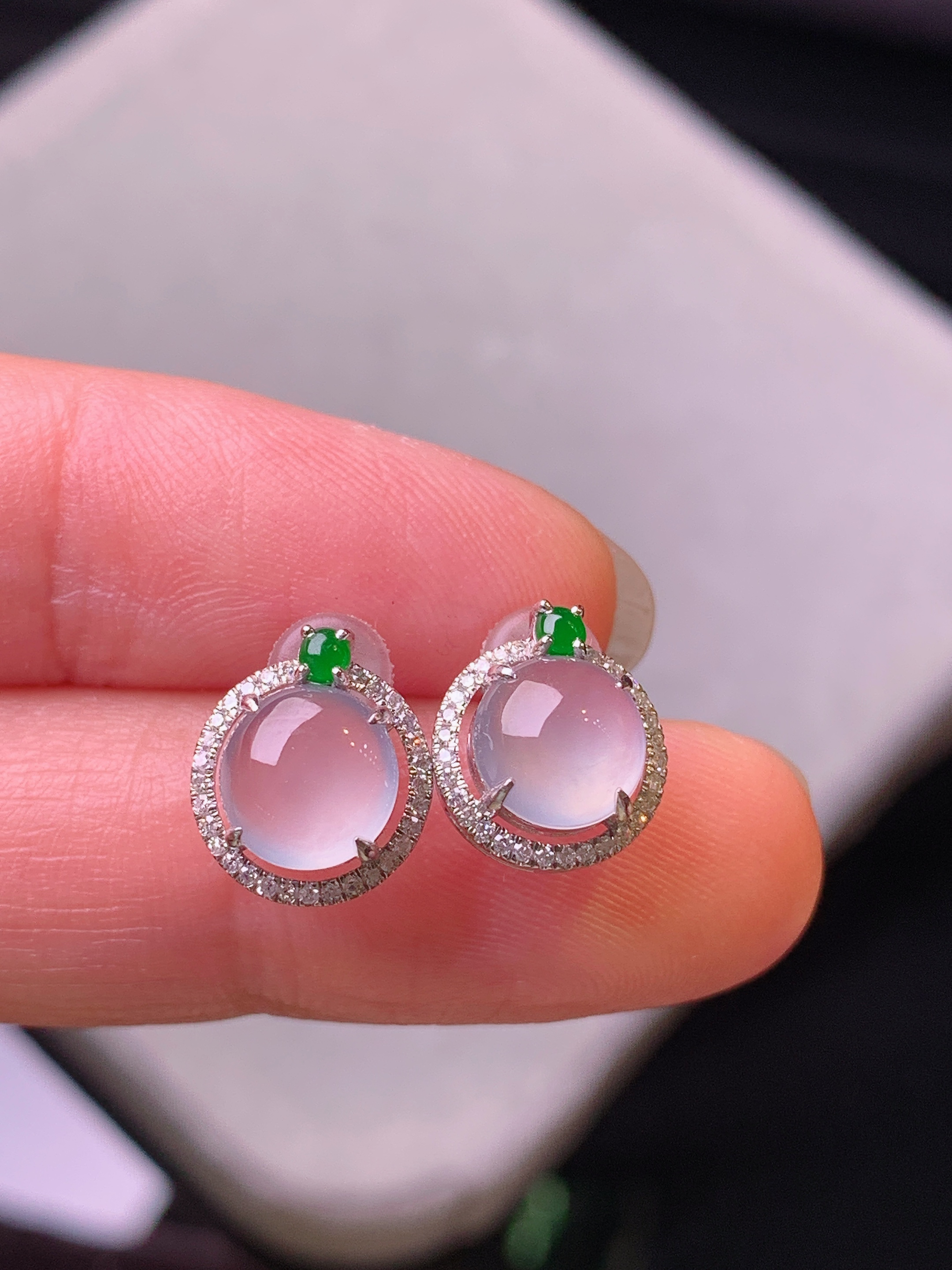 18k金钻镶嵌冰种蛋面耳钉 玉质细腻 色泽艳丽清新 水润亮眼 整体尺寸10.5*9*5.8b2