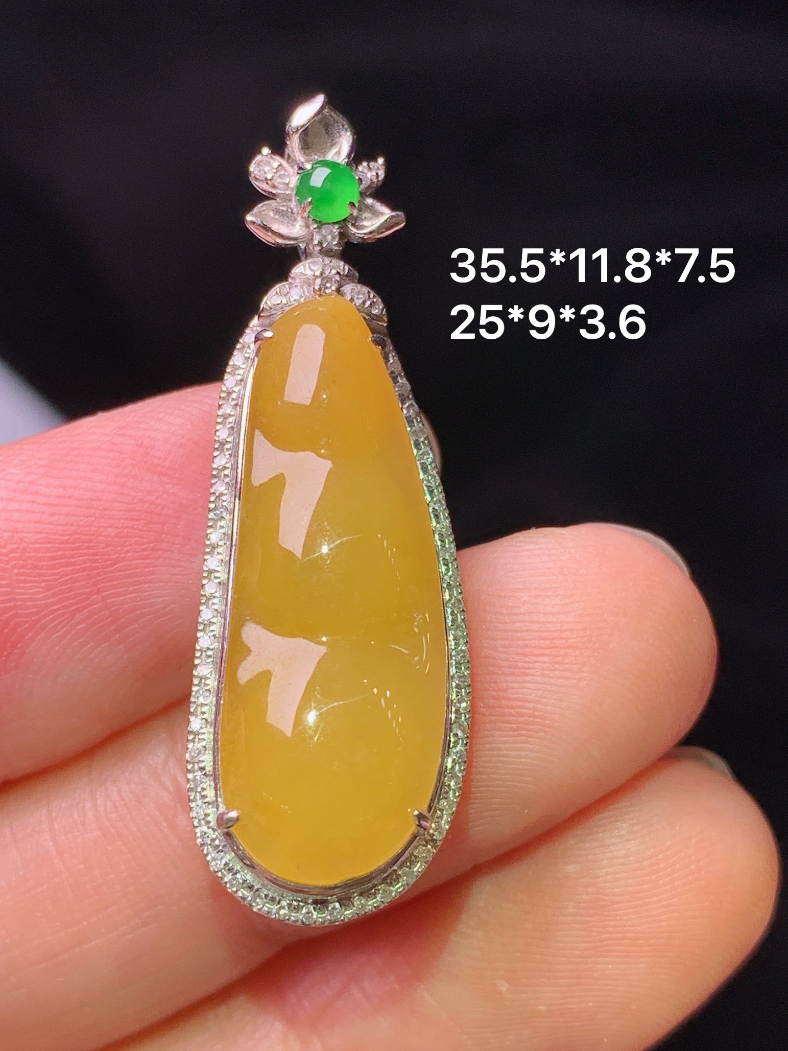 18k金钻镶嵌黄翡四季豆吊坠 玉质细腻 色泽艳丽清新 水润亮眼 整体尺寸35.5*11.8*7.5y4