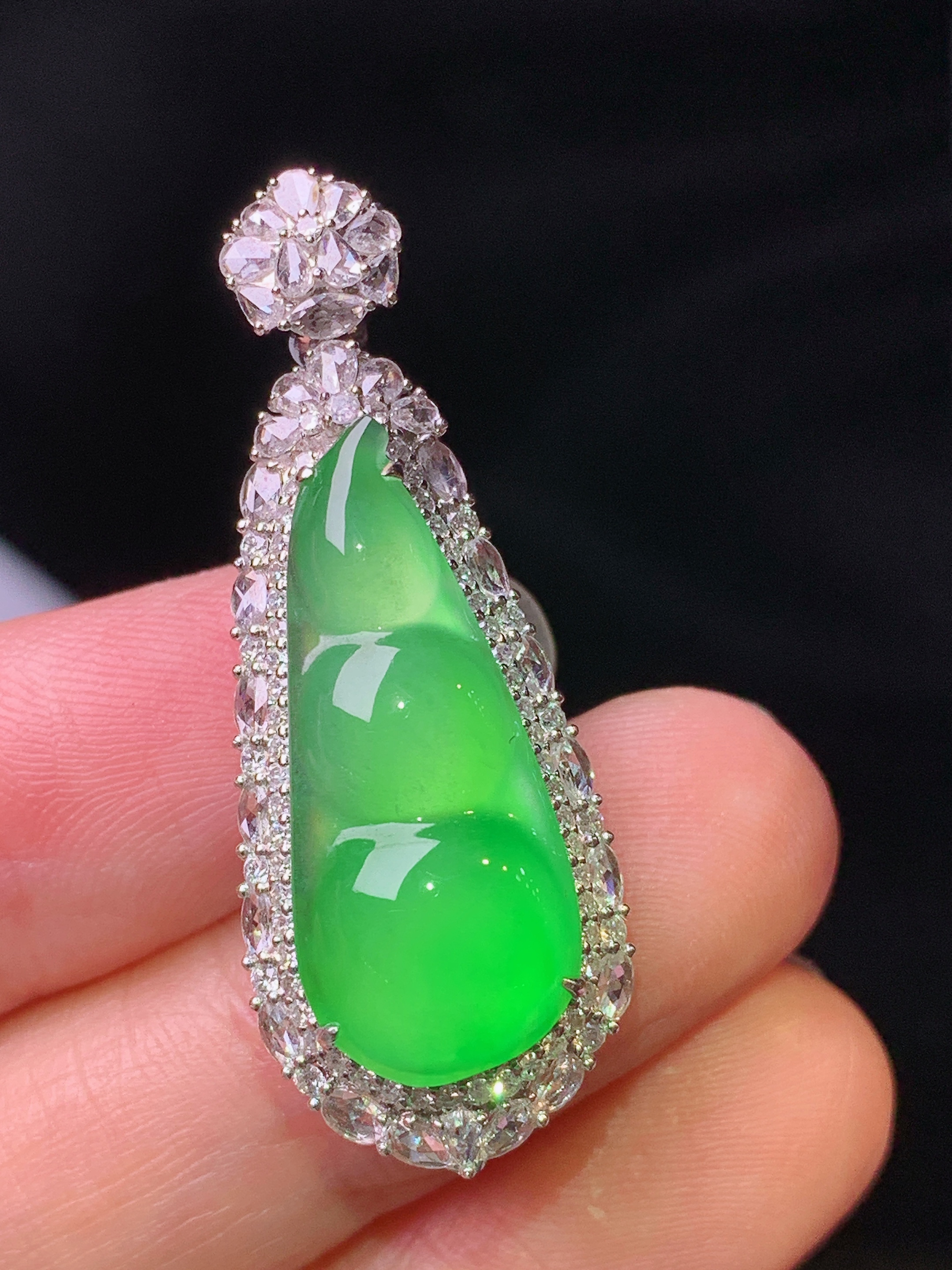 18k金钻镶嵌满绿四季豆吊坠 玉质细腻 色泽艳丽清新 水润亮眼 整体尺寸37.2*14.2*10.5