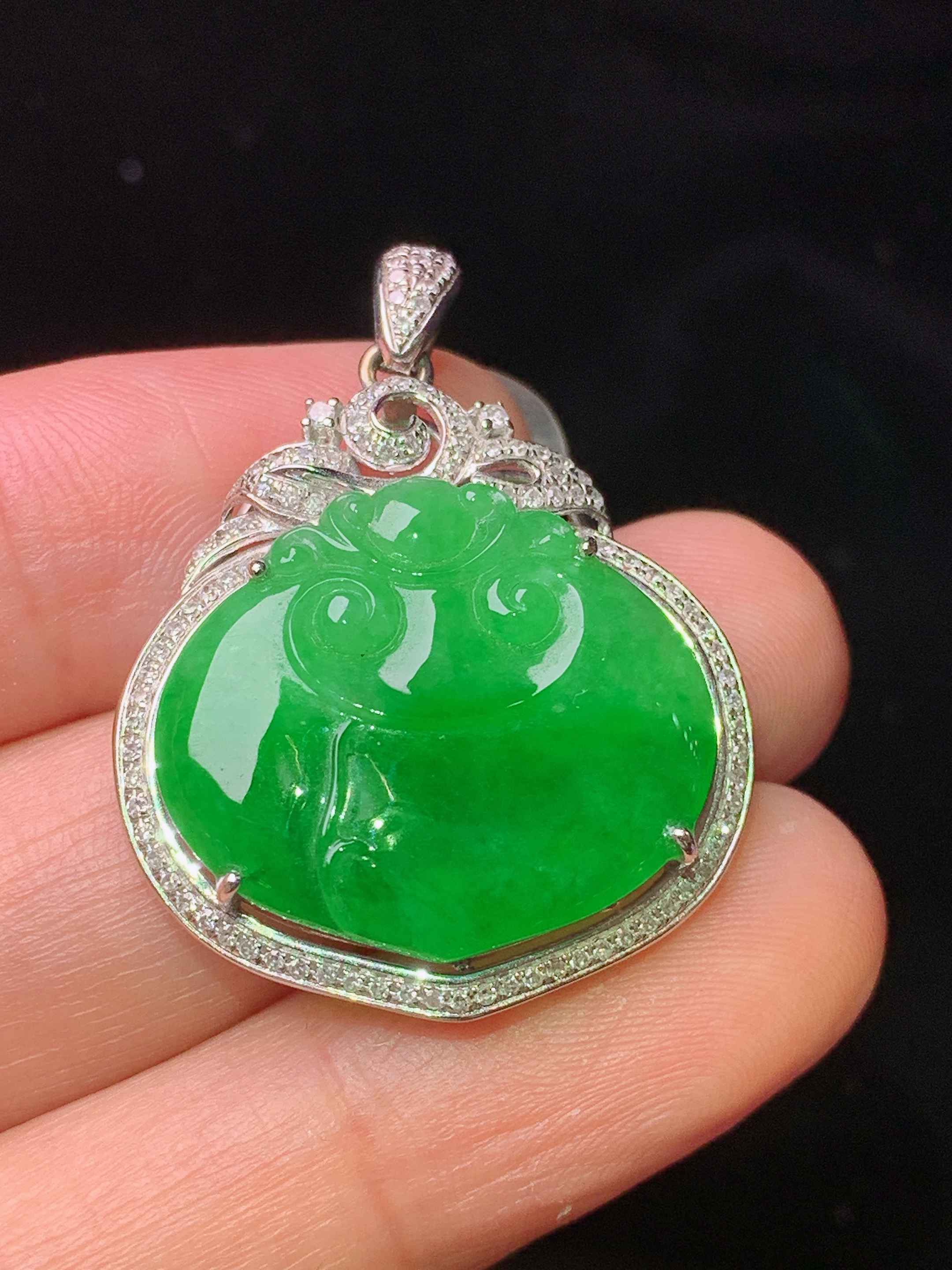 18k金钻镶嵌翠绿如意吊坠 玉质细腻 色泽艳丽清新 水润亮眼 整体尺寸33.5*25*7m5