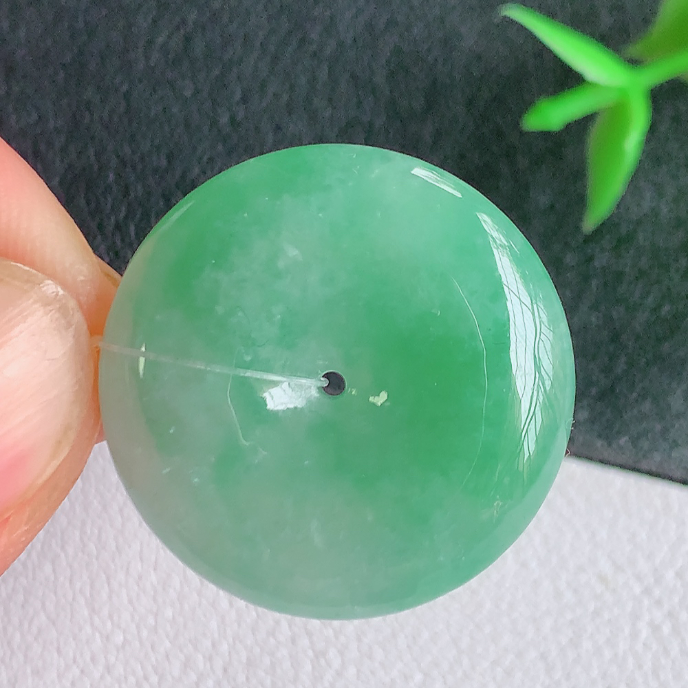 冰润满绿平安扣吊坠，厚装饱满，冰润剔透，细腻水足，种质润泽，飘花灵动，佩戴优雅大气，W49.28   尺寸：24.8-5.8mm