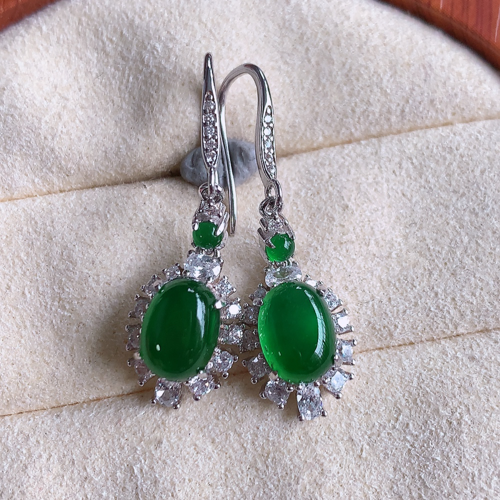冰满绿翡翠925银镶嵌耳钉，自然光实拍，翠色灵动，颜色漂亮，种老水足，品相佳，佩戴佳品！W502.2