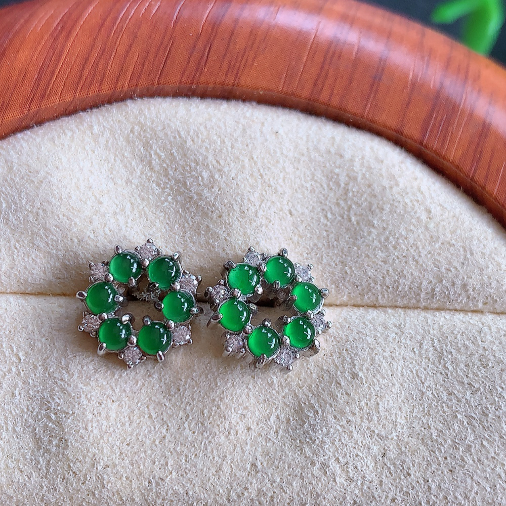 冰满绿翡翠925银镶嵌耳钉，自然光实拍，翠色灵动，颜色漂亮，种老水足，品相佳，佩戴佳品！W815.2