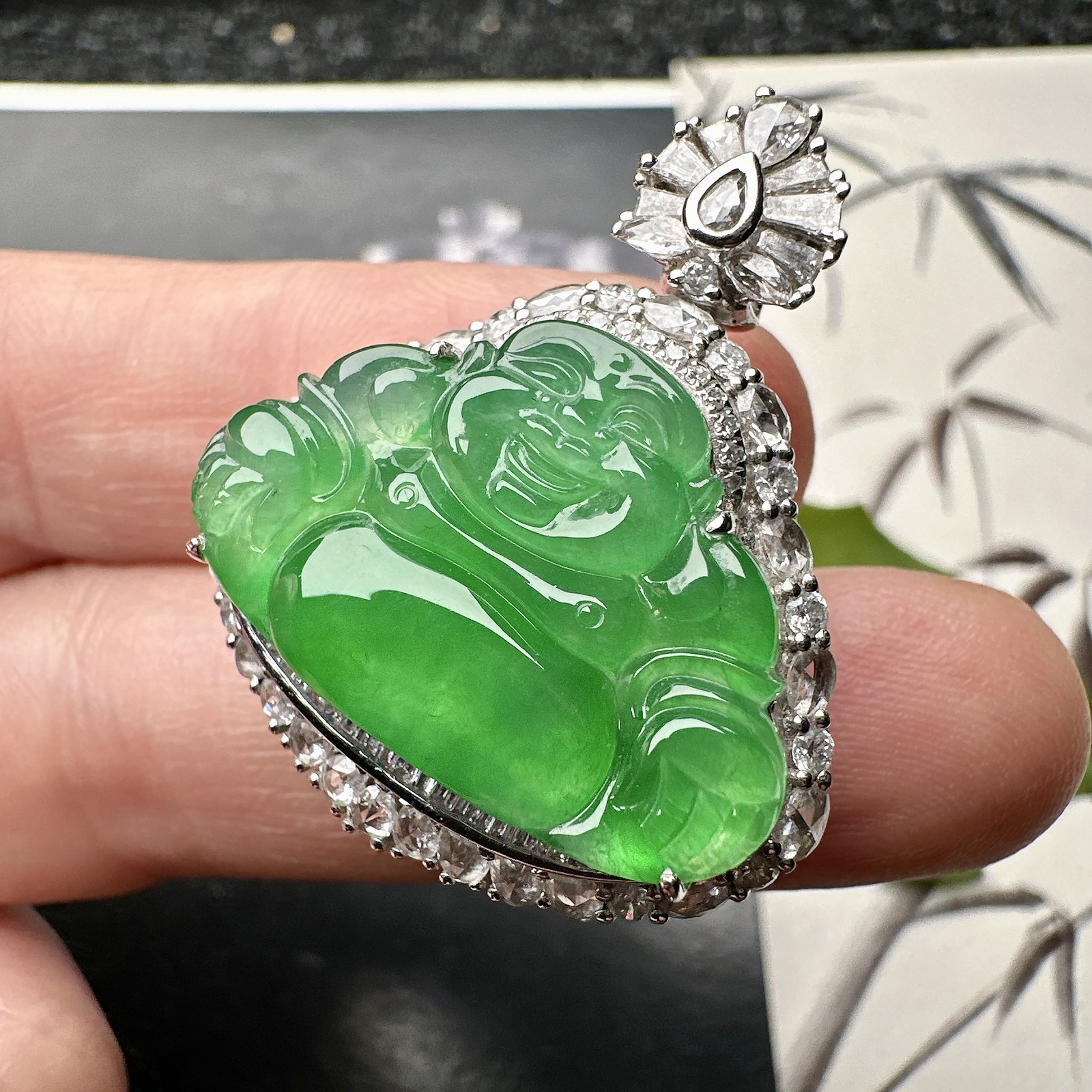 【冰种满绿佛公吊坠】种水上乘，晶莹剔透，纯净通透，莹光感很强。18k金钻镶嵌，裸石尺寸16.2*25*3.6毫米