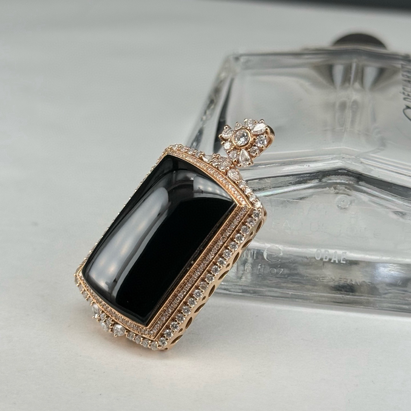 精品18k满钻豪镶墨翠马鞍吊坠 种好色正 黑度极好 打灯通透 油性十足 尺寸42.3