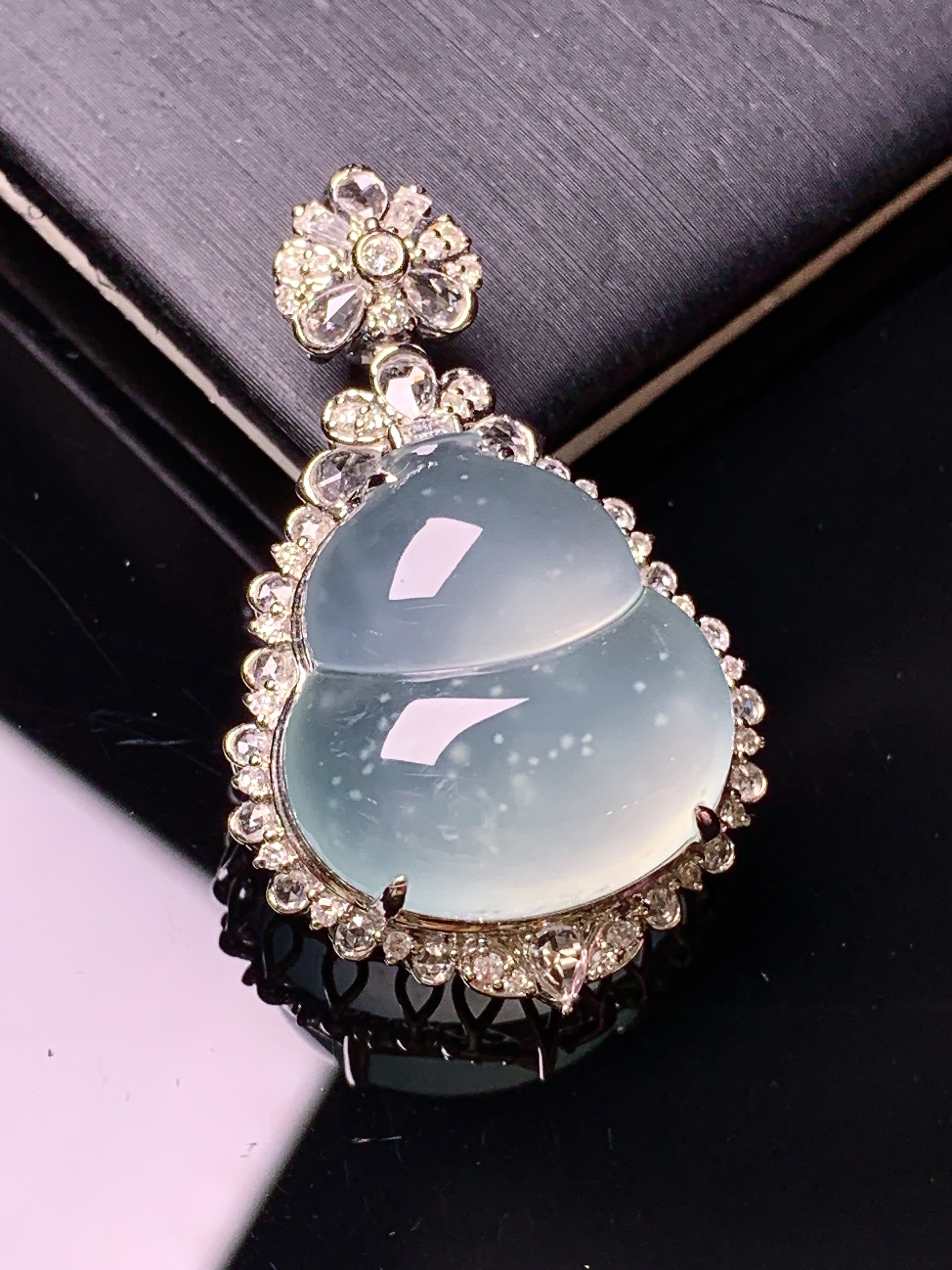 18k金钻镶嵌冰种葫芦吊坠 玉质细腻 色泽艳丽清新 水润亮眼 整体尺寸35.3*22*11.5g2