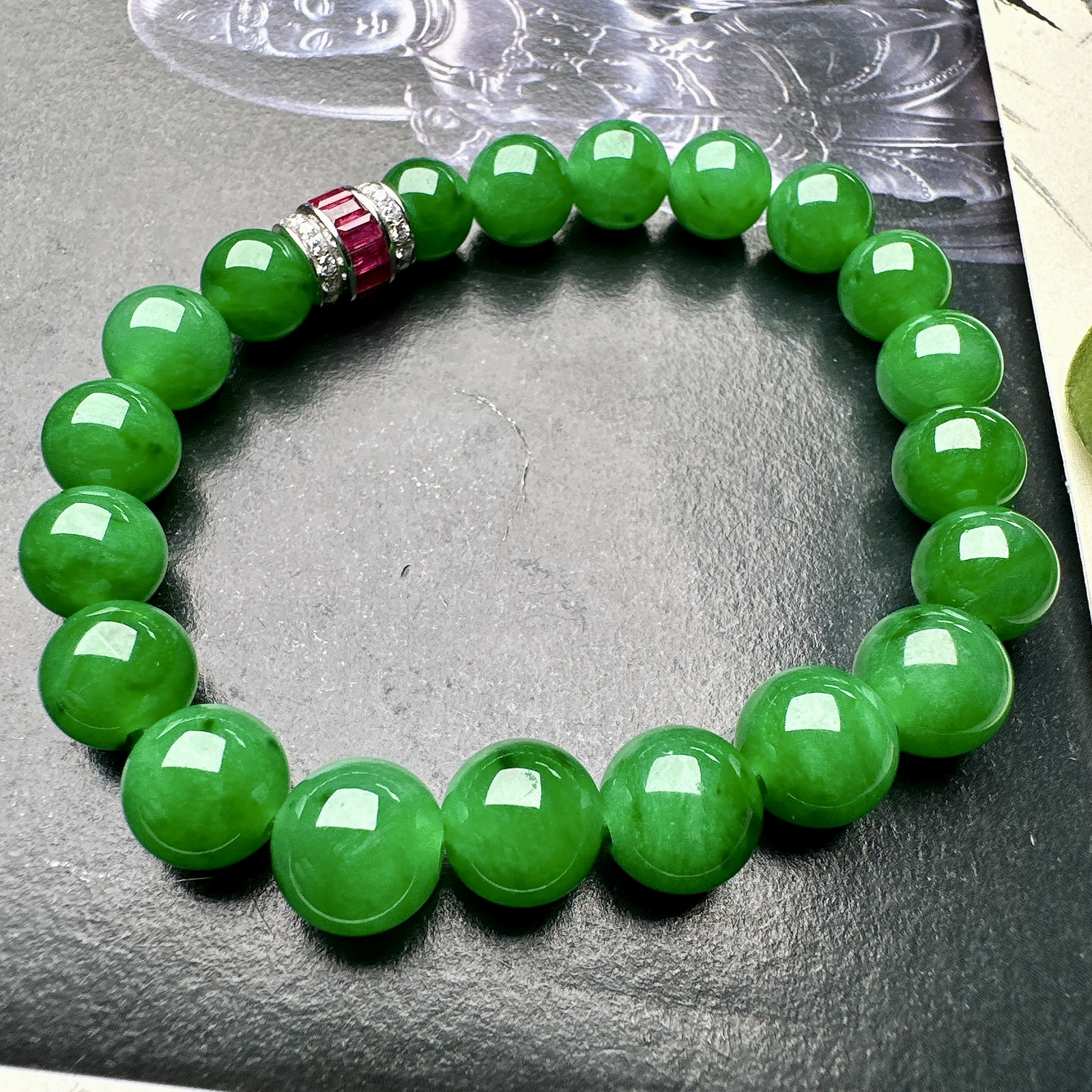 【冰种满绿圆珠手串】冰感十足，通透闪亮，颜色很艳丽，收藏品质，推荐入手。直径8.3-9.8之间