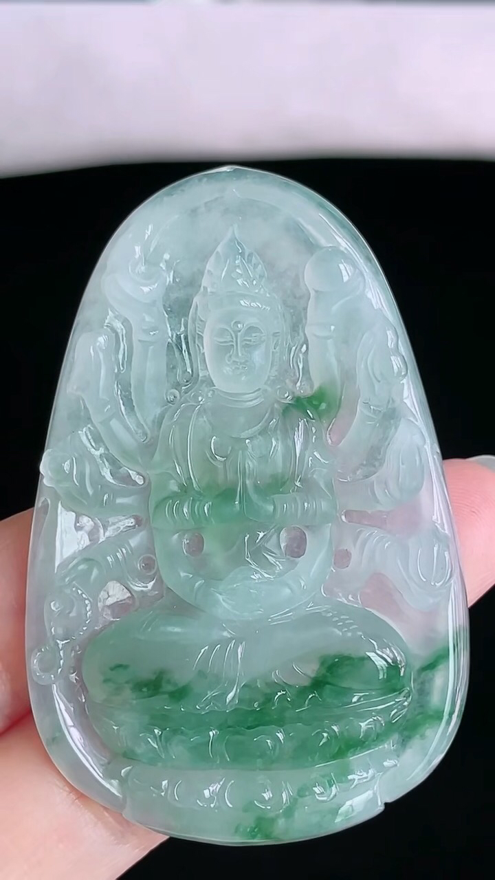 【翡翠名称】老坑种冰飘花千手观音挂件
【翡翠尺寸】59.9/38.8/5.5mm
【翡翠描述】宝贝种老水足，玉质细腻，色泽靓丽，性价比高，佩戴效果好！
【其它赠送】权威证书/精美挂绳盒子/支持全国复检