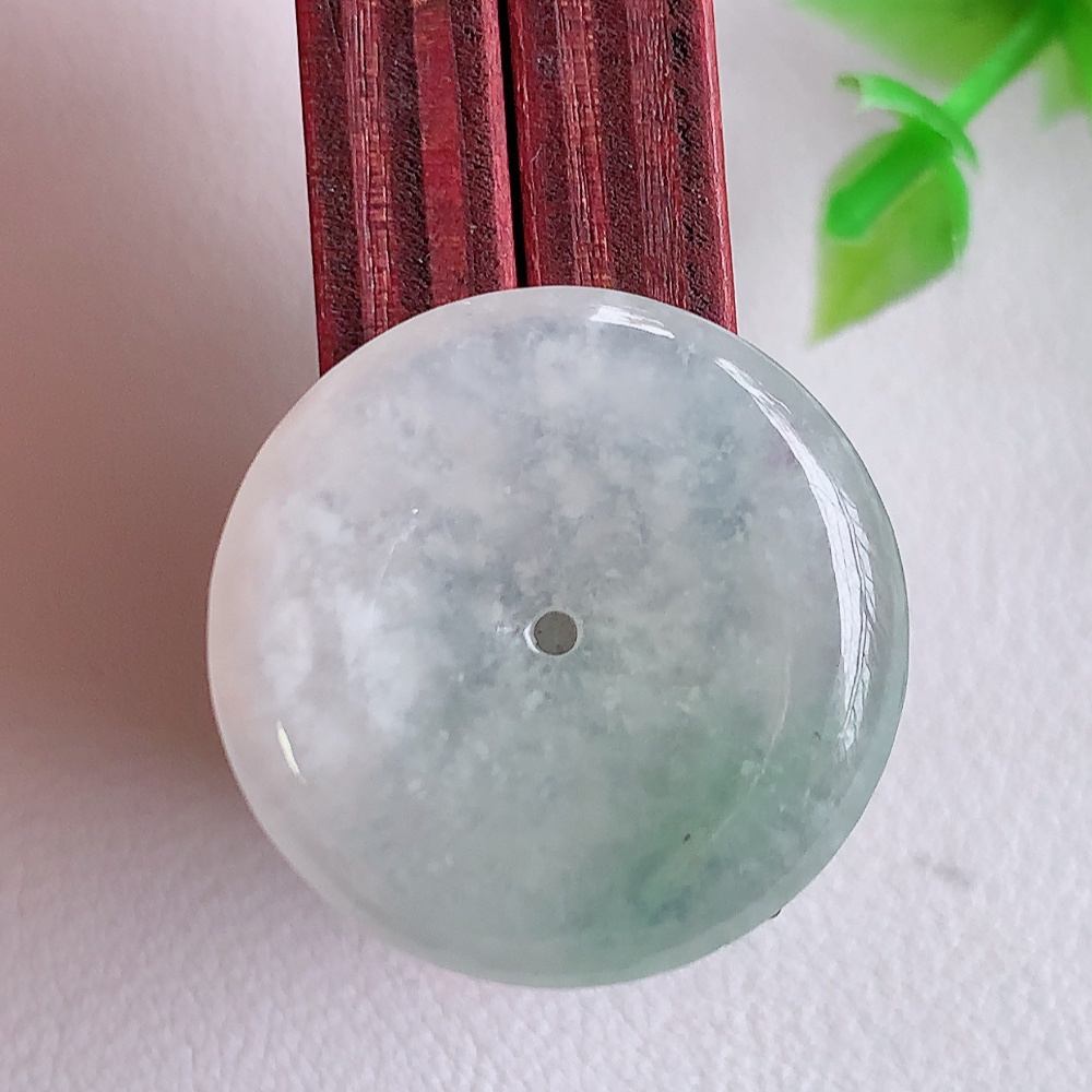 冰润飘花平安扣吊坠，厚装饱满，冰润剔透，细腻水足，种质润泽，飘花灵动，佩戴优雅大气，W01.28  