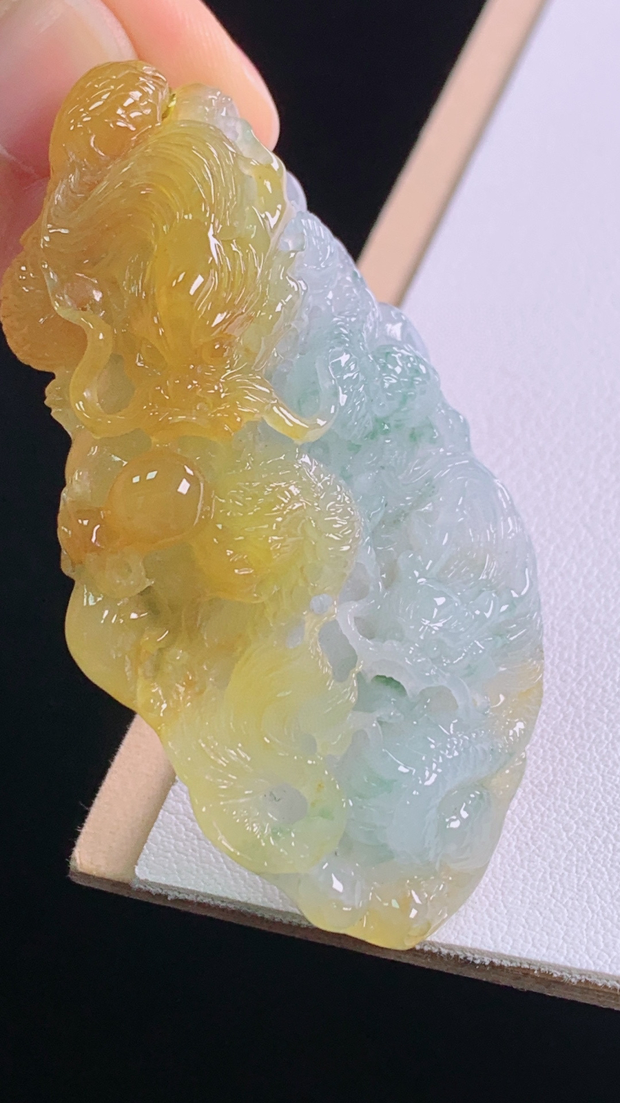 黄翡双龙戏珠
天然黄翡，底子细腻，霸气
尺寸:64.4-34.5-16.6mm