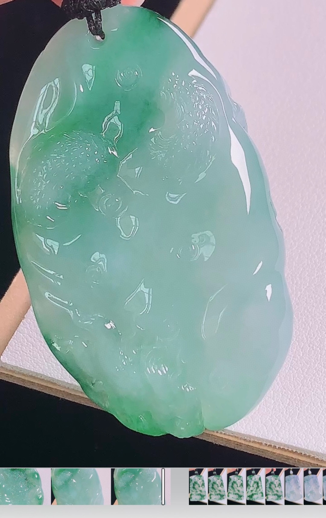 冰飘绿龙牌
翠色灵动，雕工精湛，霸气
尺寸:74.9-61.0-37.3-11.1mm