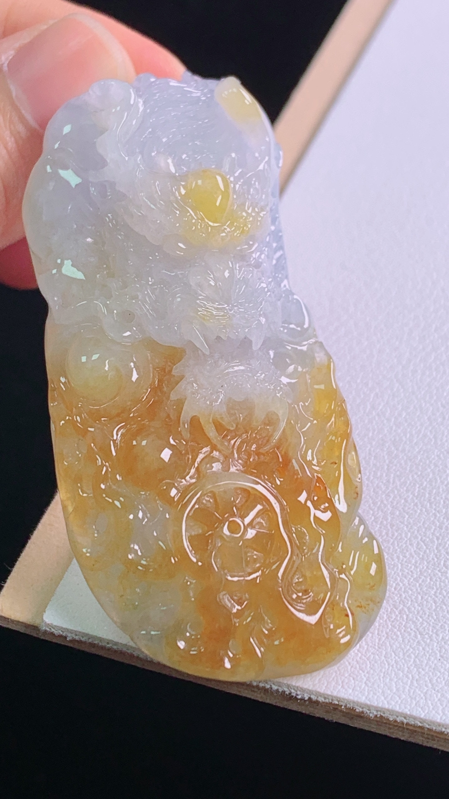 黄翡龙牌
天然黄翡，雕工精湛，霸气
尺寸:62.2-27.0-16.7mm