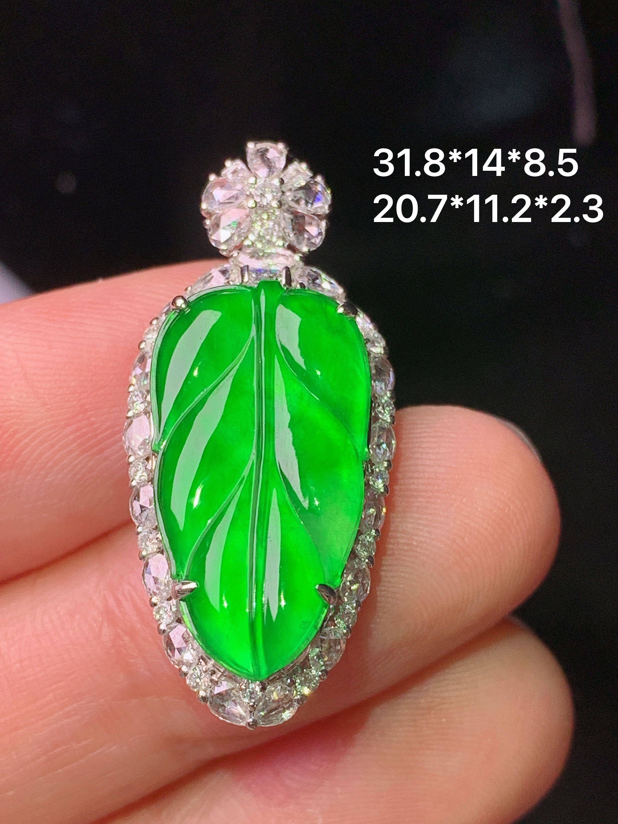 18k金钻镶嵌满绿树叶吊坠 玉质细腻 色泽艳丽清新 水润亮眼 整体尺寸31.8*14*8.5m5