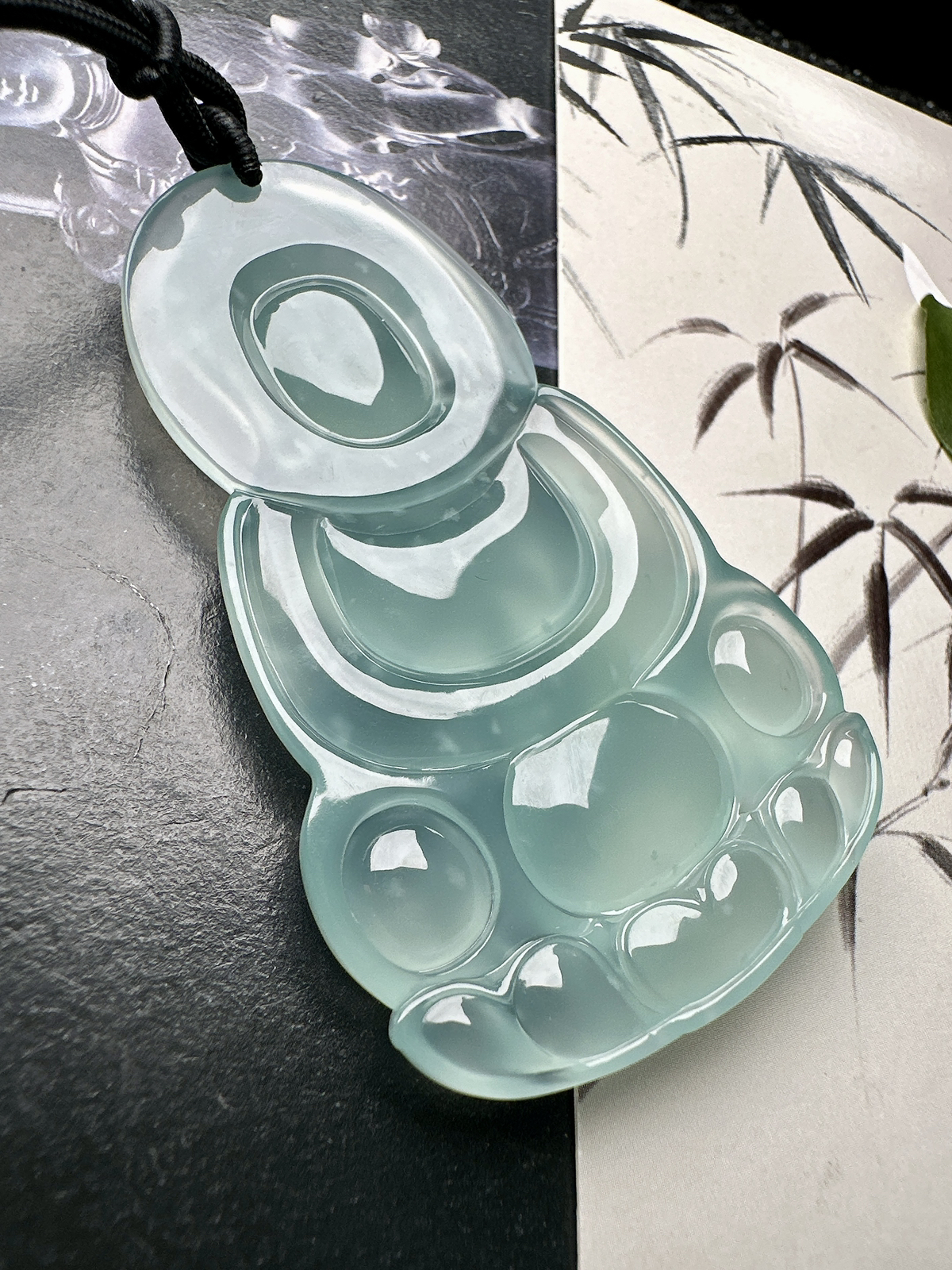 【冰种晴蓝正装观音】质地细腻，通透度上佳，冰感十足，适合佩戴，收藏品质