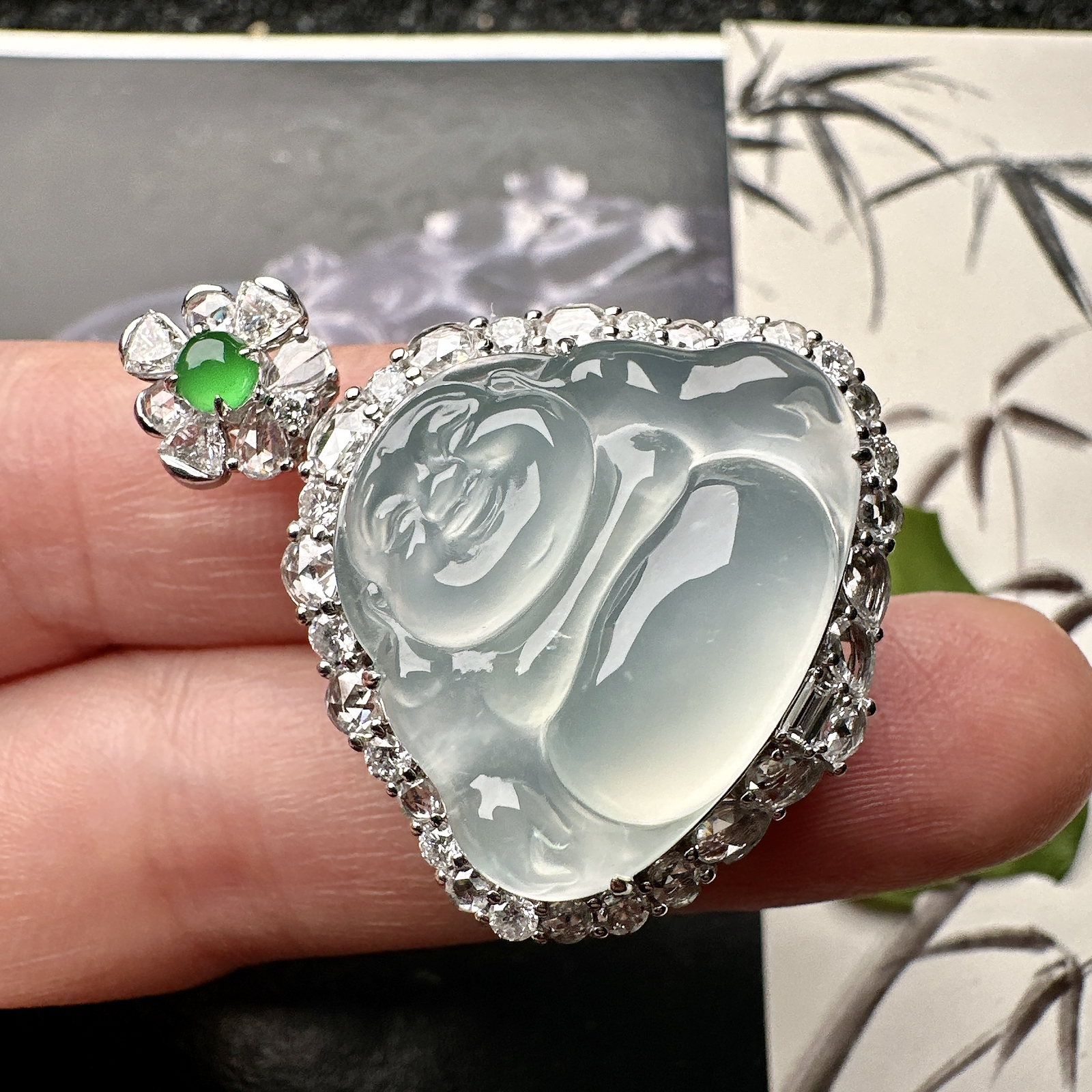 【冰种蓝底佛公吊坠】种水上乘，晶莹剔透，纯净通透，莹光感很强，18k金钻镶嵌，裸石尺寸19.8*24.2*5.8毫米