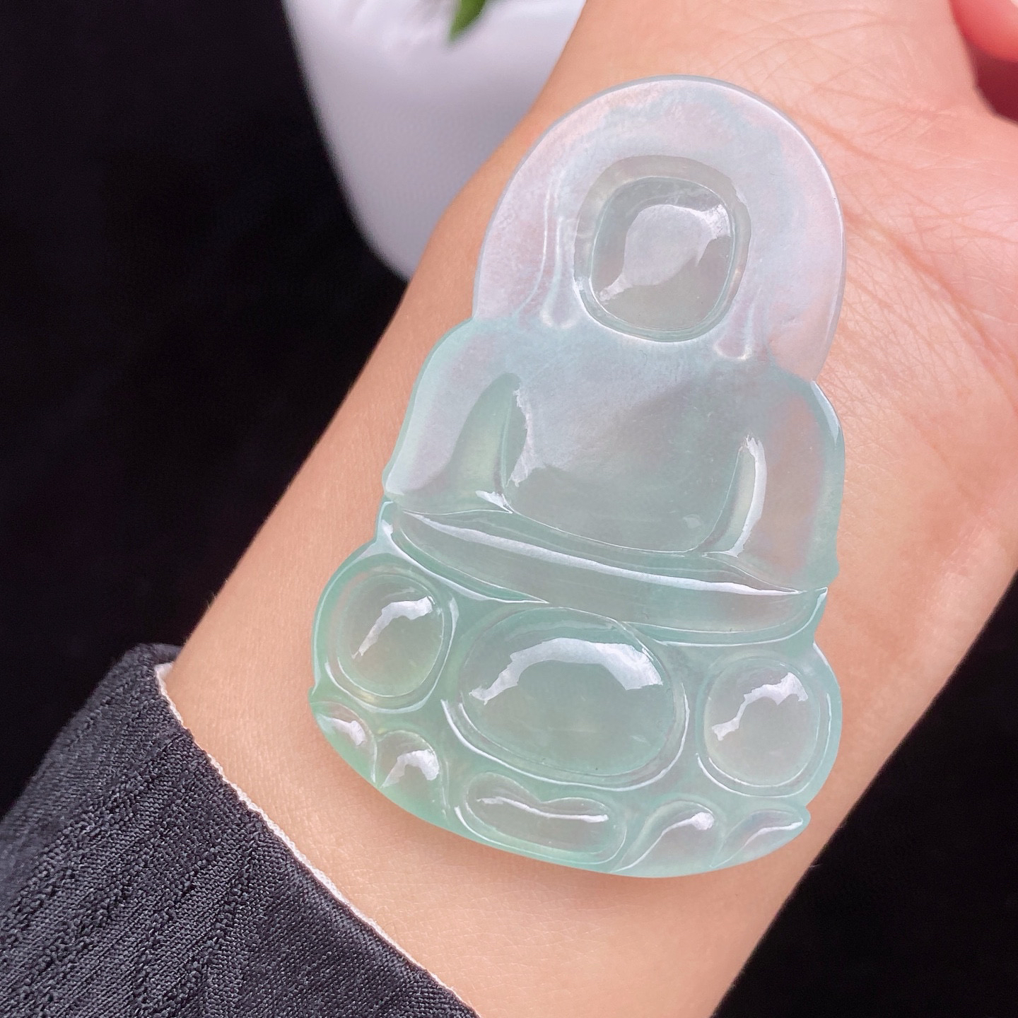 冰种观音 
冰透种好，淡淡晴底色
饱满厚装，雕工精细
尺寸如图一  实物更美～