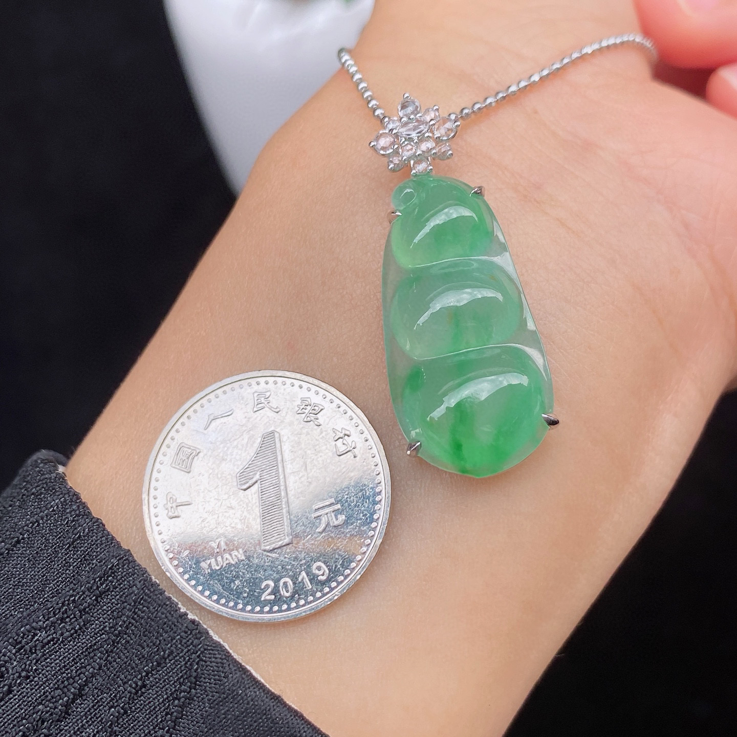 冰飘色福豆 
种老肉细，形体饱满
一抹阳绿，18k金镶嵌
尺寸如图一  实物更美～