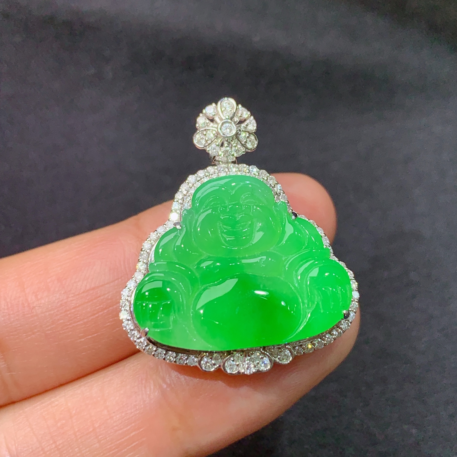 冰阳绿笑佛吊坠，18k金镶嵌，冰润色阳，品相好，种水足，Lp 尺寸29.2*24.6*10.1