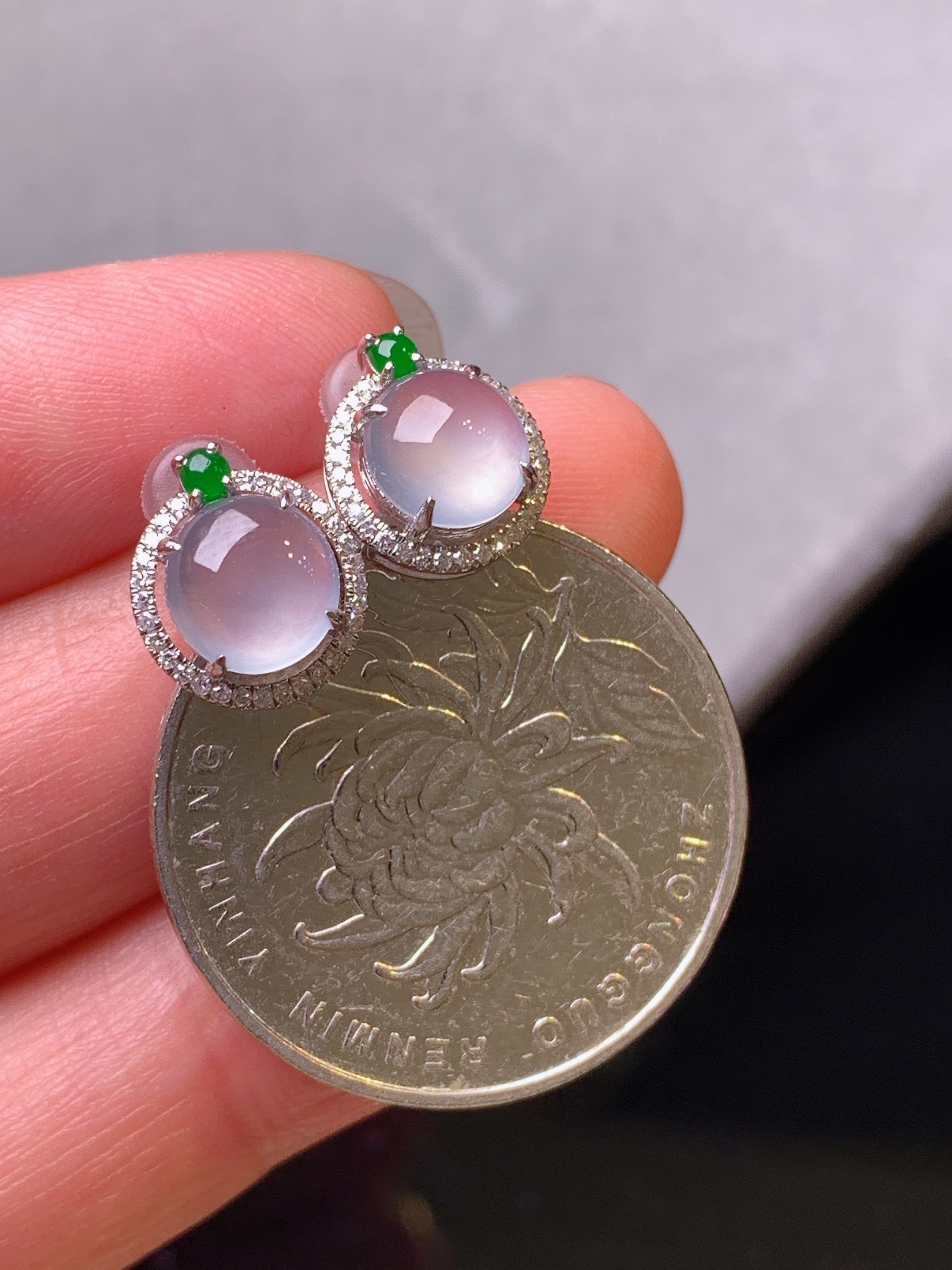 18k金钻镶嵌冰种蛋面耳钉 玉质细腻 色泽艳丽清新 水润亮眼 整体尺寸10.5*9*5.8b2