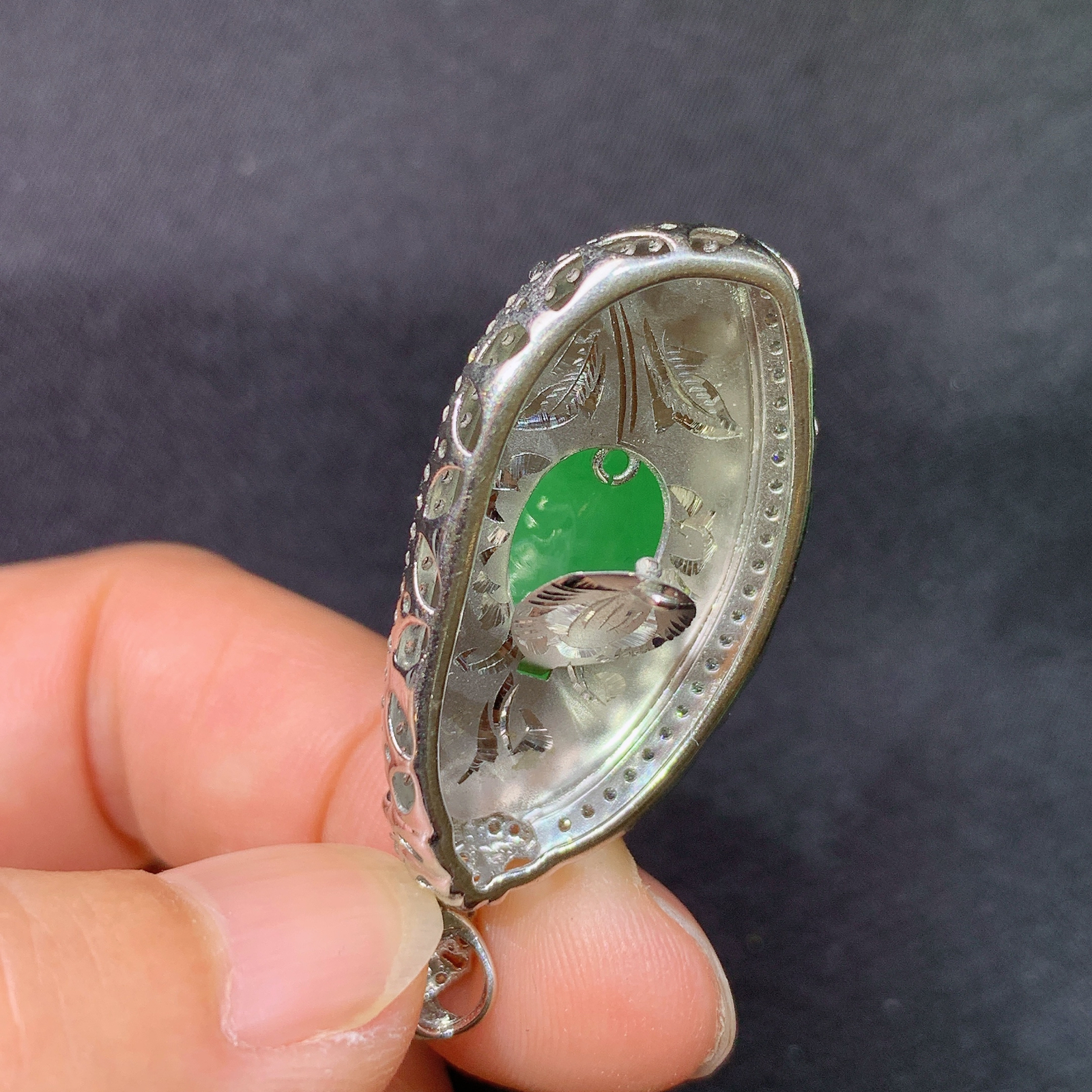 冰阳绿福瓜吊坠，18k金镶嵌，冰润色阳，玉质细腻，种水足，B1 尺寸39.3*17.2*9.9