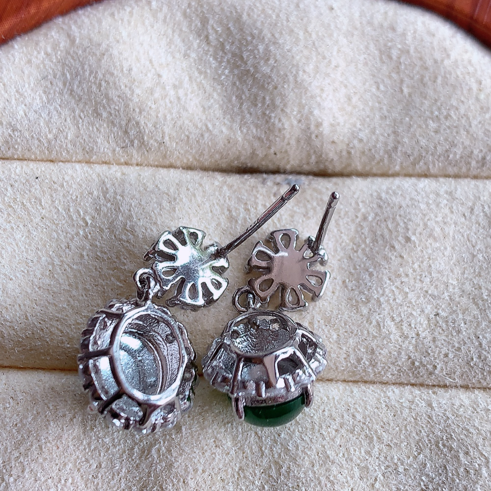 冰满绿翡翠925银镶嵌蛋面耳钉，自然光实拍，翠色灵动，颜色漂亮，种老水足，品相佳，佩戴佳品！W815.28  取一整体尺寸：20-10-7.8mm  裸石尺寸：7.5-6.5mm