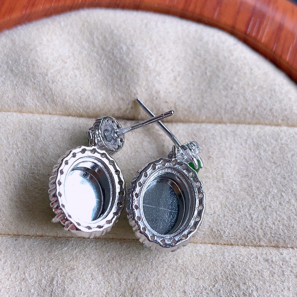 冰满绿翡翠925银镶嵌耳钉，自然光实拍，翠色灵动，颜色漂亮，种老水足，品相佳，佩戴佳品！W502.28  取一整体尺寸：20.5-10.8-6.3mm  裸石尺寸：10-7.6mm