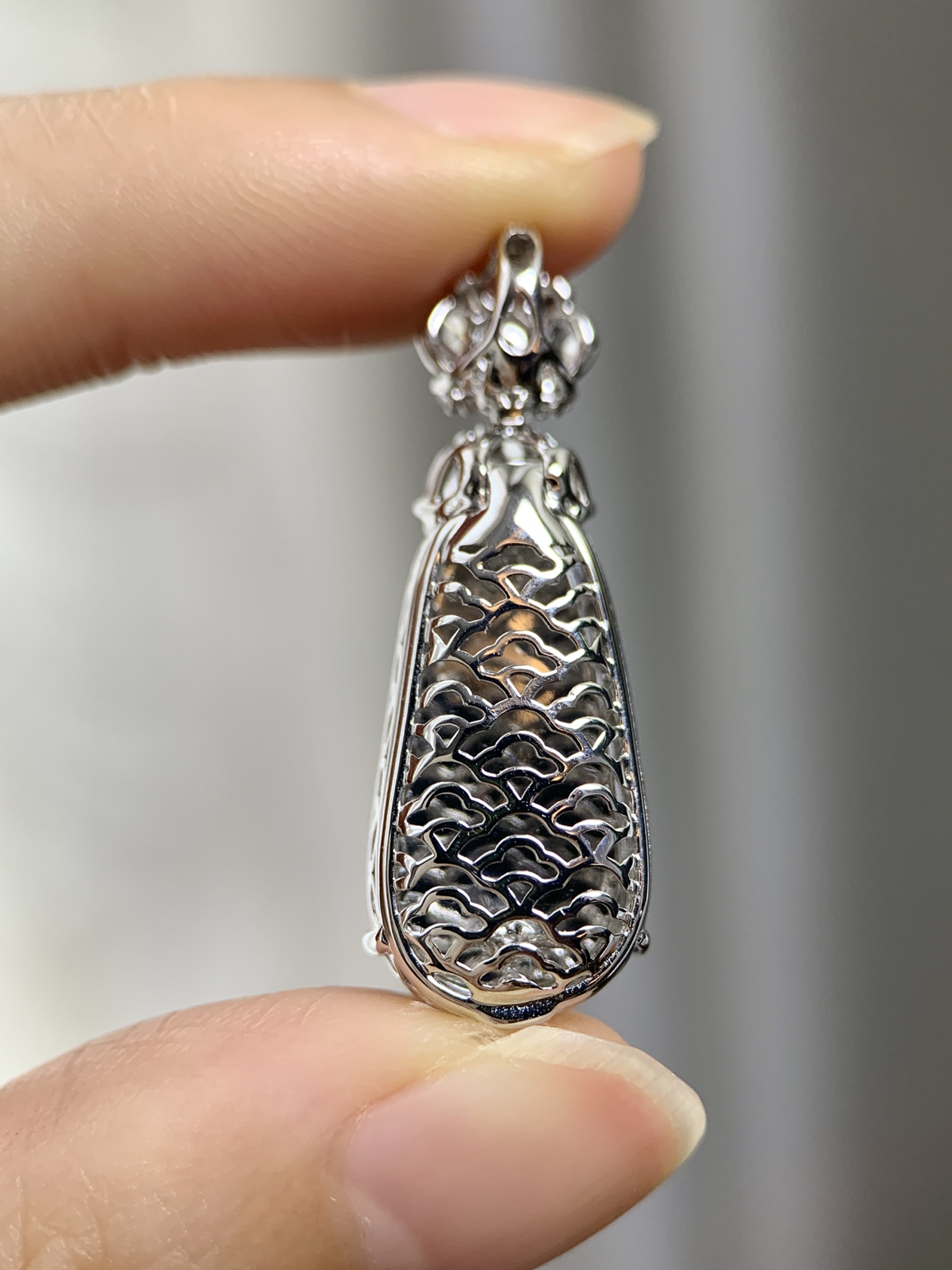 18K镶嵌冰晴绿福豆吊坠

尺寸：21.9-11.6-4.6