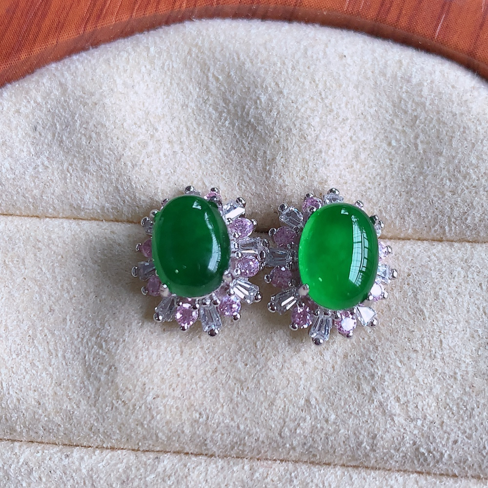 冰满绿翡翠925银镶嵌耳钉，自然光实拍，翠色灵动，颜色漂亮，种老水足，品相佳，佩戴佳品！W502.28  取一整体尺寸：12.8-11-7mm  裸石尺寸：8-6mm