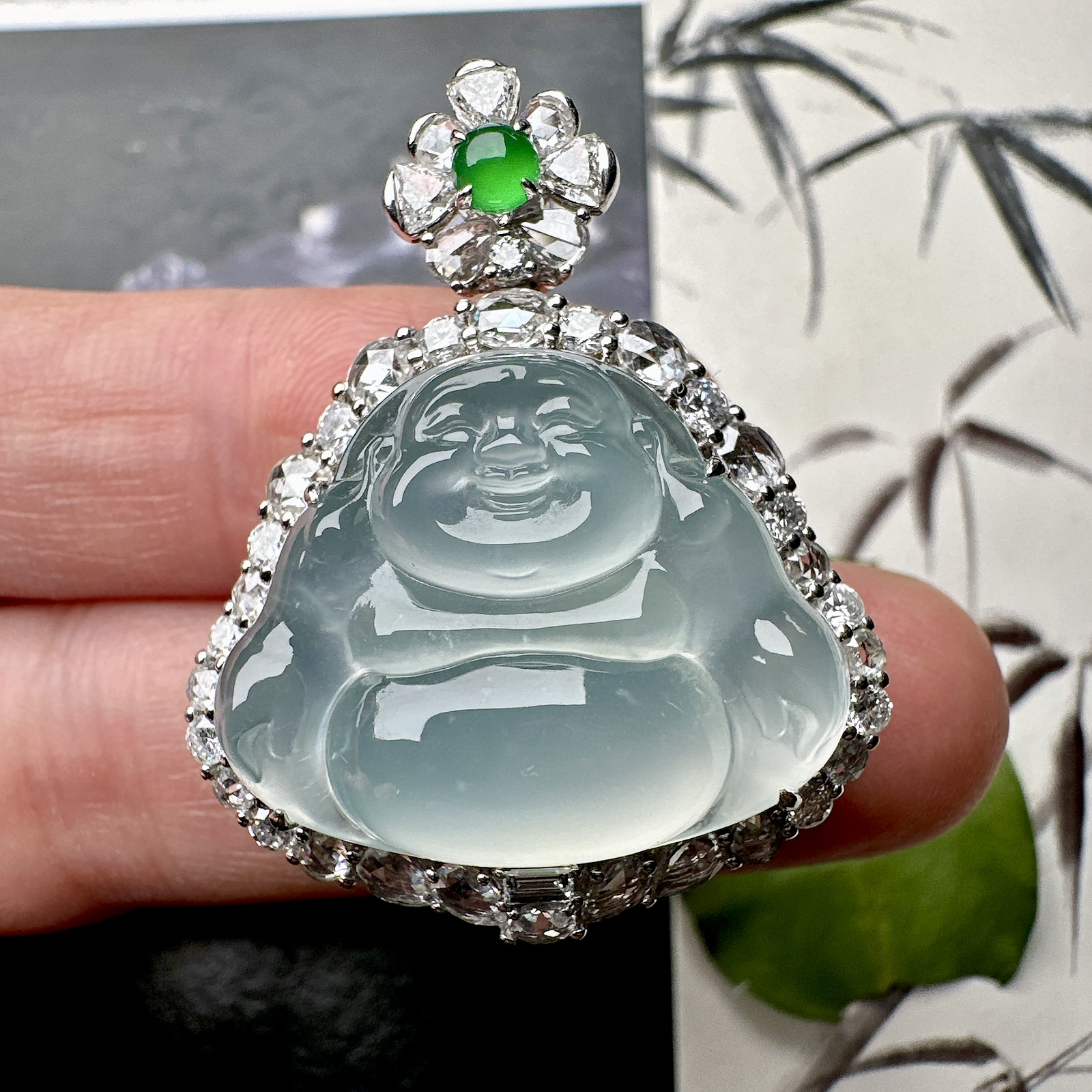 【冰种蓝底佛公吊坠】种水上乘，晶莹剔透，纯净通透，莹光感很强，18k金钻镶嵌，裸石尺寸19.8*24