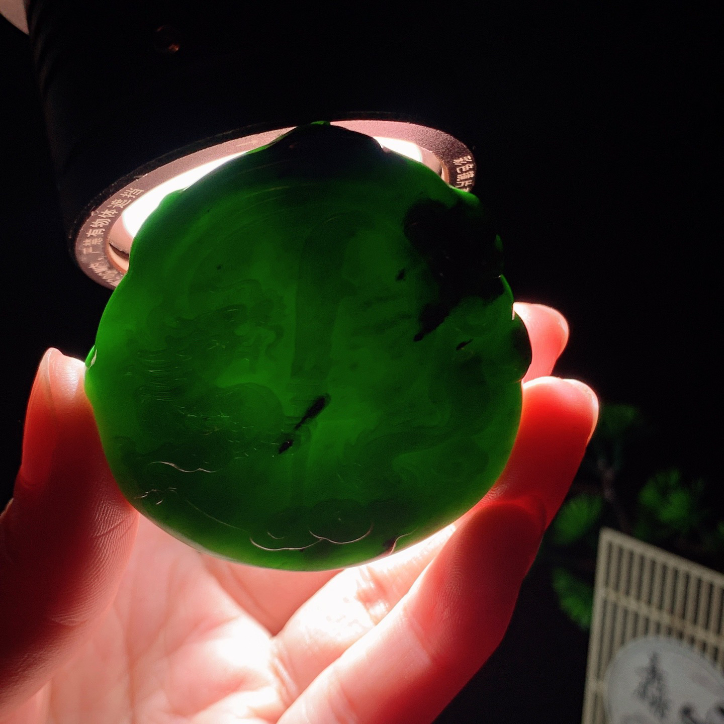 和田玉阳绿红皮料俄罗斯武财神关公挂件 尺寸57/53/12重70.5克，玉质细腻油润 底色纯净 脂粉好，品质好！lt260330