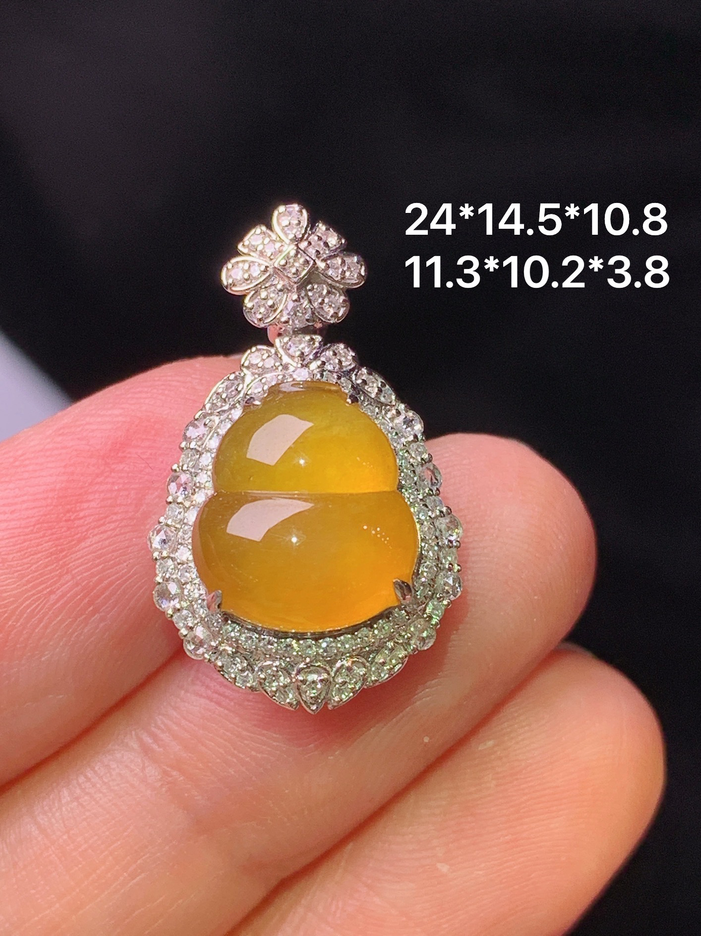 18k金钻镶嵌黄翡葫芦吊坠 玉质细腻 色泽艳丽清新 水润亮眼 整体尺寸24*14.5*10.8g2