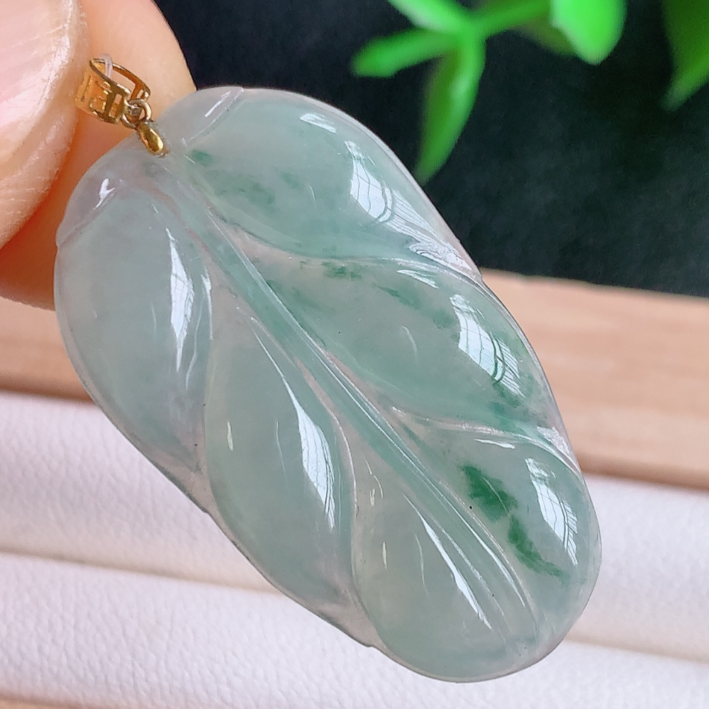 18k金扣冰润飘花金枝玉叶翡翠吊坠  老种起胶感  飘花灵动  寓意“金枝玉叶，大业有成，一夜成名”  饱满大气，水润通透。W49.28  尺寸：31-18-3.5mm