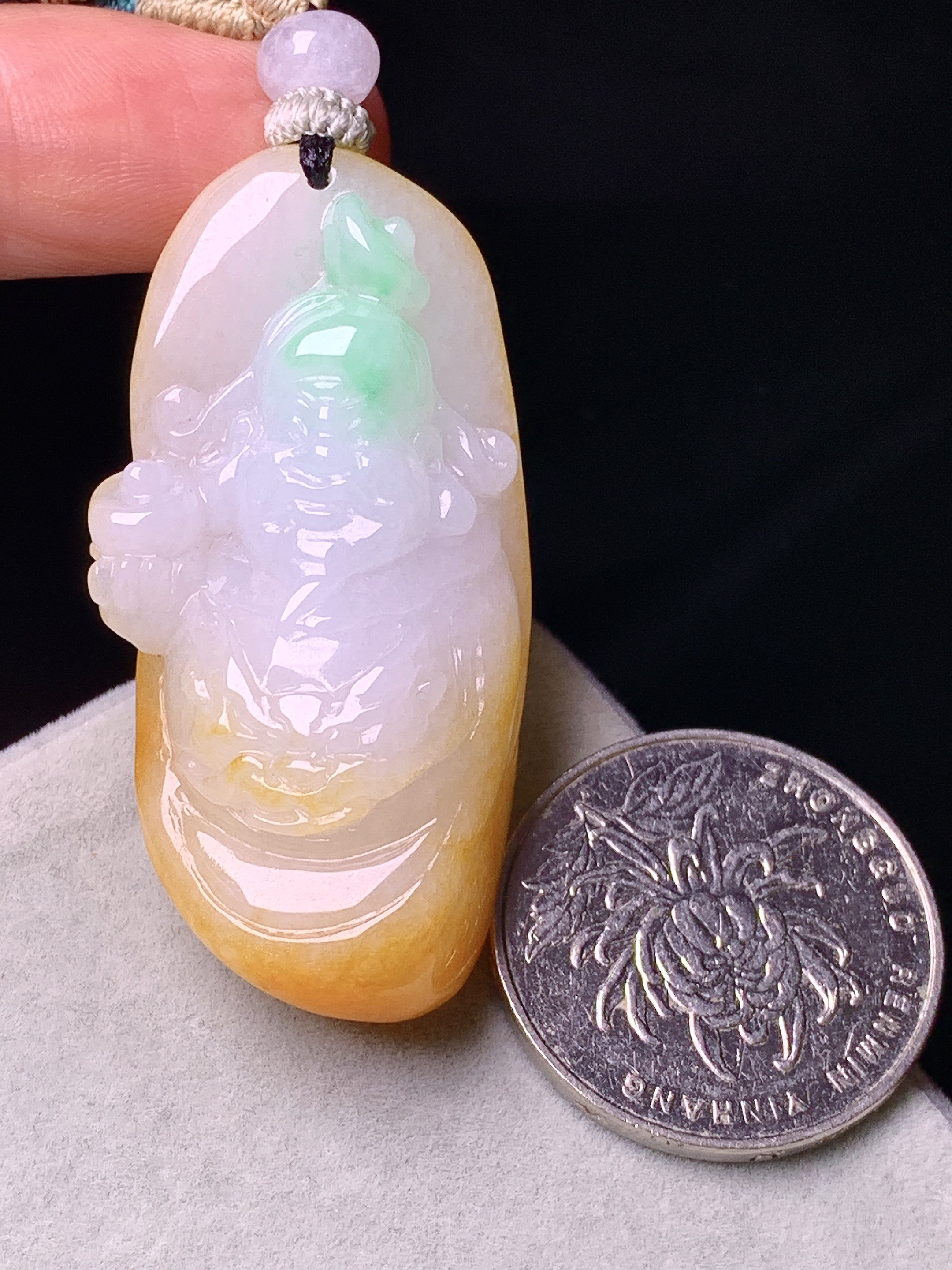 飘黄绿翡财神爷吊坠 玉质细腻 色泽艳丽清新 水润亮眼 整体尺寸46.8*23.6*13.8w1
