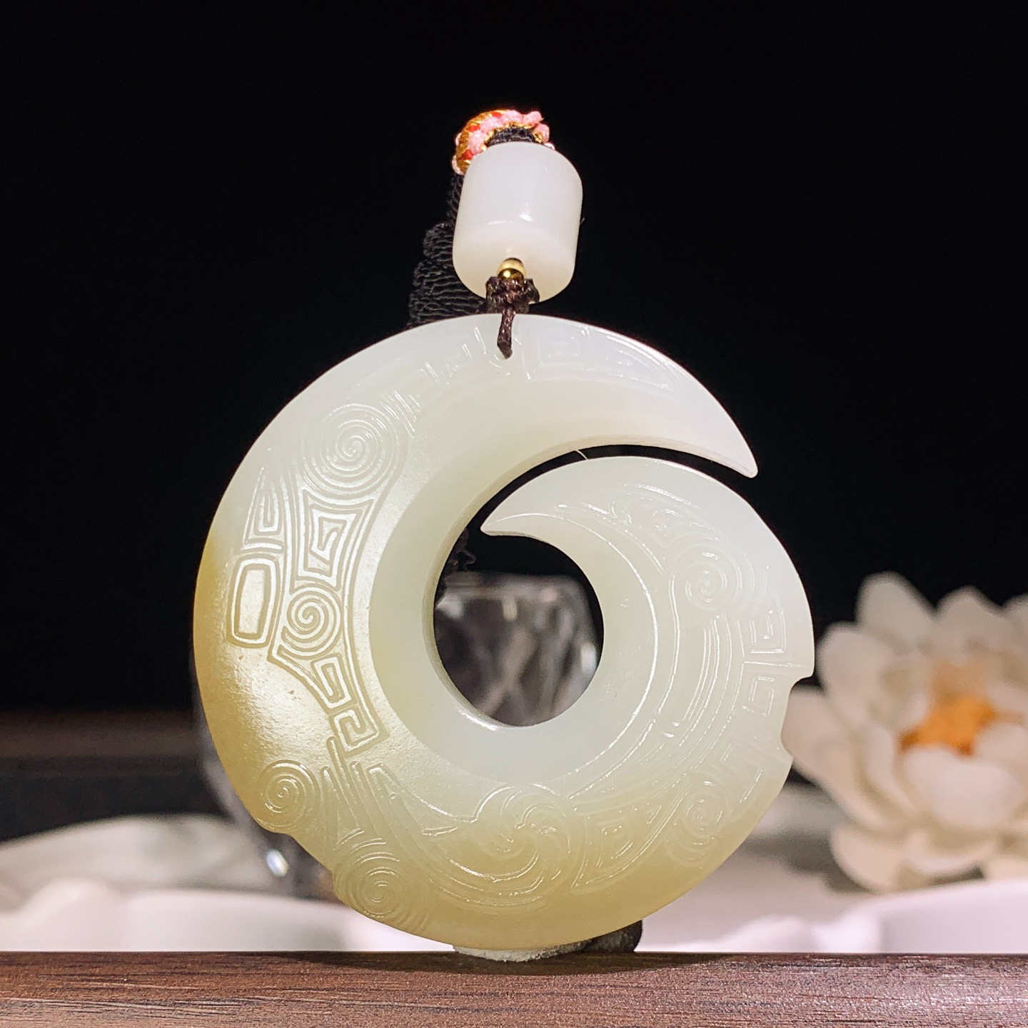 新疆和田玉且末糖时来运转挂件。尺寸50/10重50克 玉质细腻油润 底色纯净 脂粉好，品质好。lt2