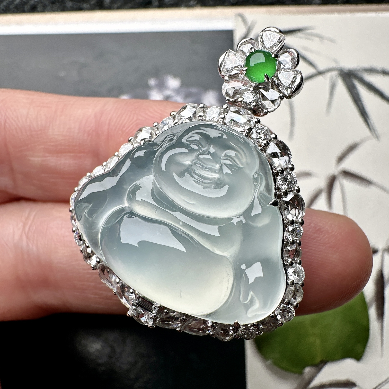 【冰种蓝底佛公吊坠】种水上乘，晶莹剔透，纯净通透，莹光感很强，18k金钻镶嵌，裸石尺寸19.8*24.2*5.8毫米