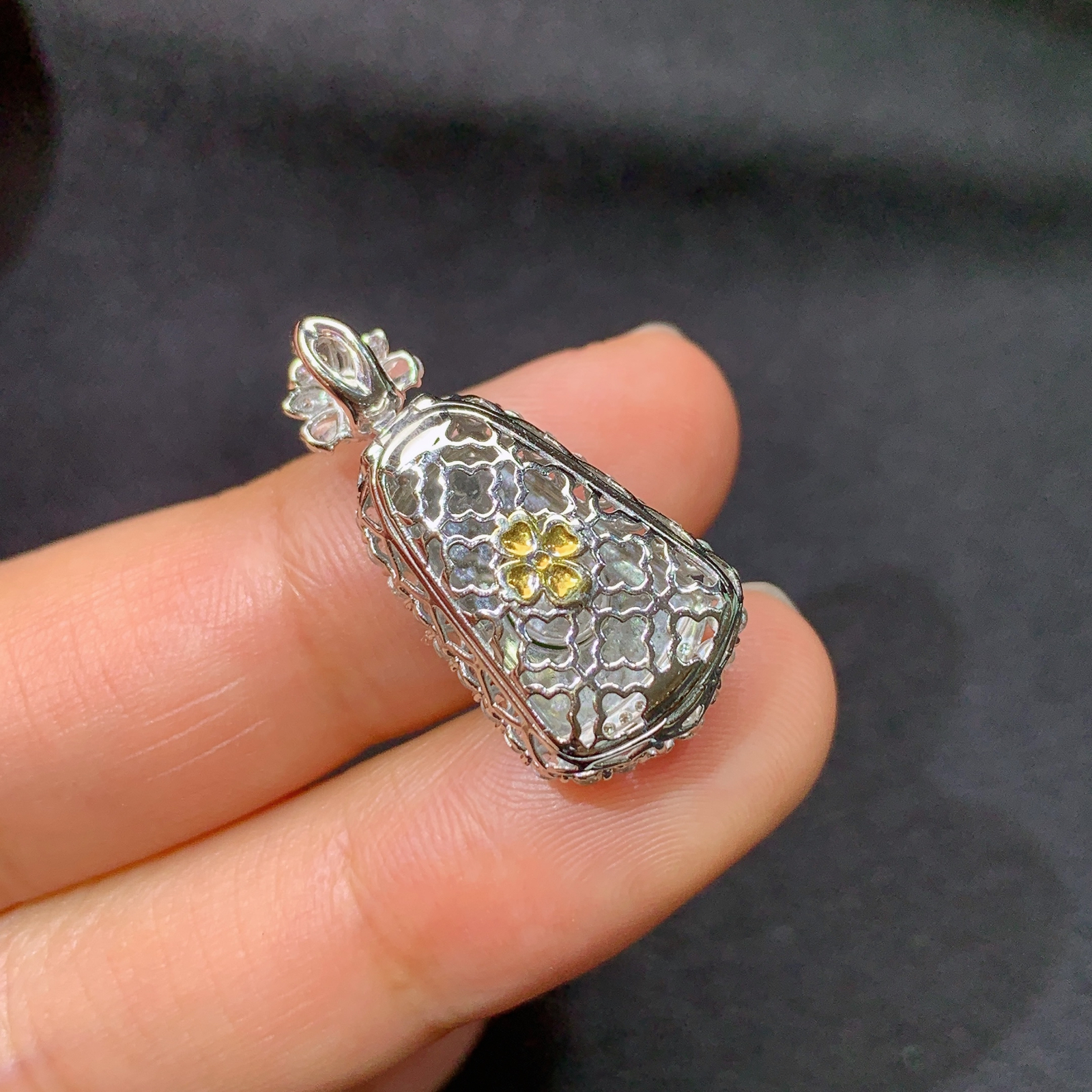 冰阳绿无事牌吊坠，18k金镶嵌，冰润色阳，种老水足，Ych 尺寸25.3*12.6*7.3