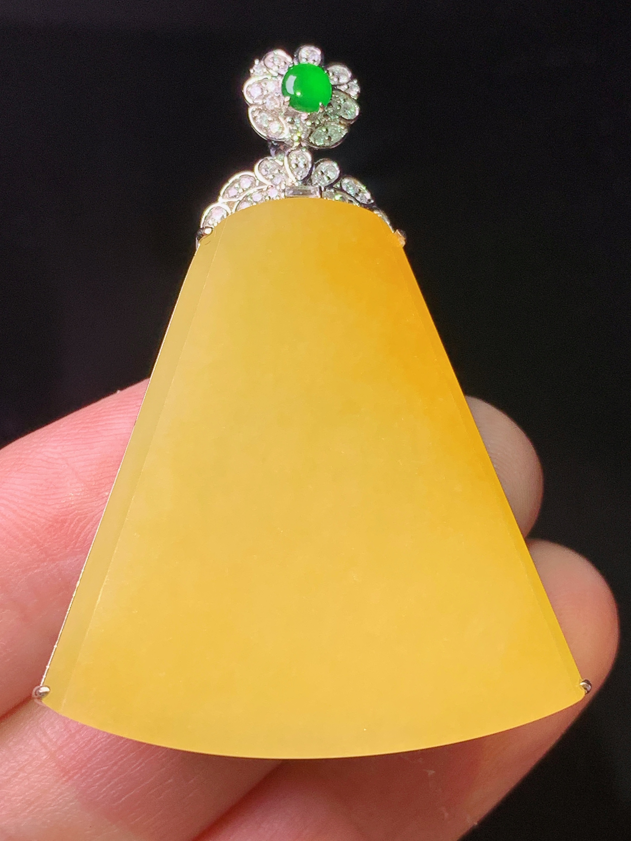 18k金钻镶嵌黄翡无事牌吊坠 玉质细腻 色泽艳丽清新 水润亮眼 整体尺寸48*33*7.6m5