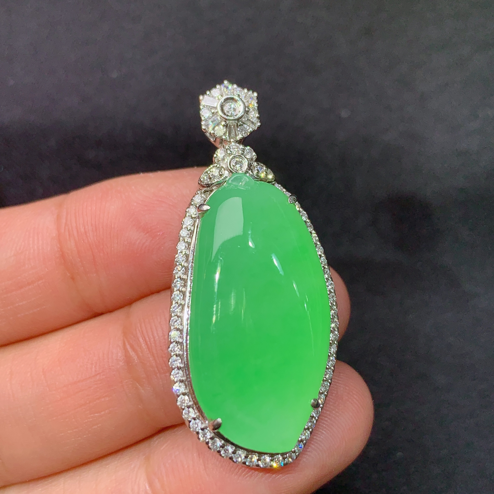 冰阳绿福瓜吊坠，18k金镶嵌，冰润色阳，玉质细腻，种水足，B1 尺寸39.3*17.2*9.9