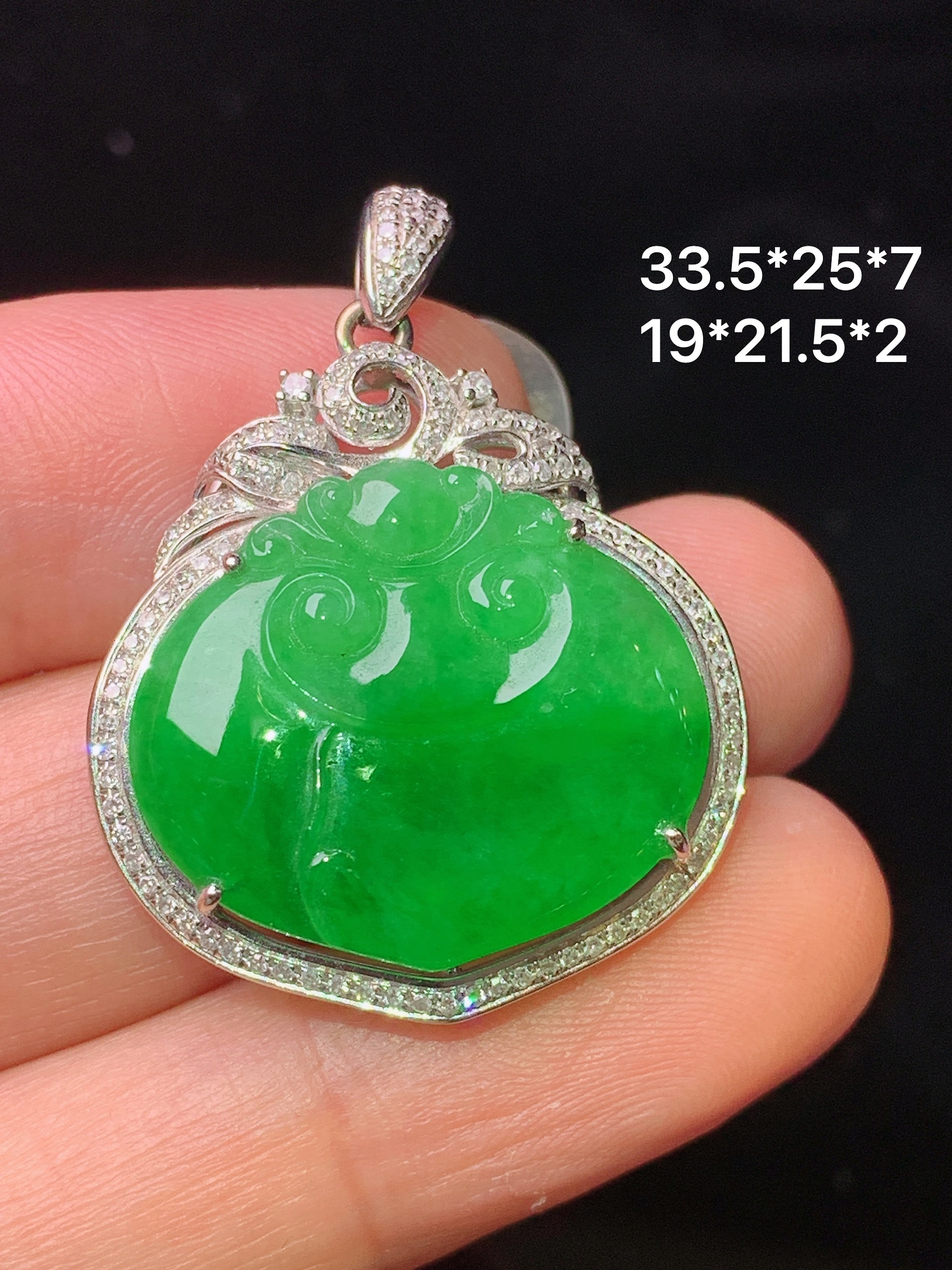 18k金钻镶嵌翠绿如意吊坠 玉质细腻 色泽艳丽清新 水润亮眼 整体尺寸33.5*25*7m5