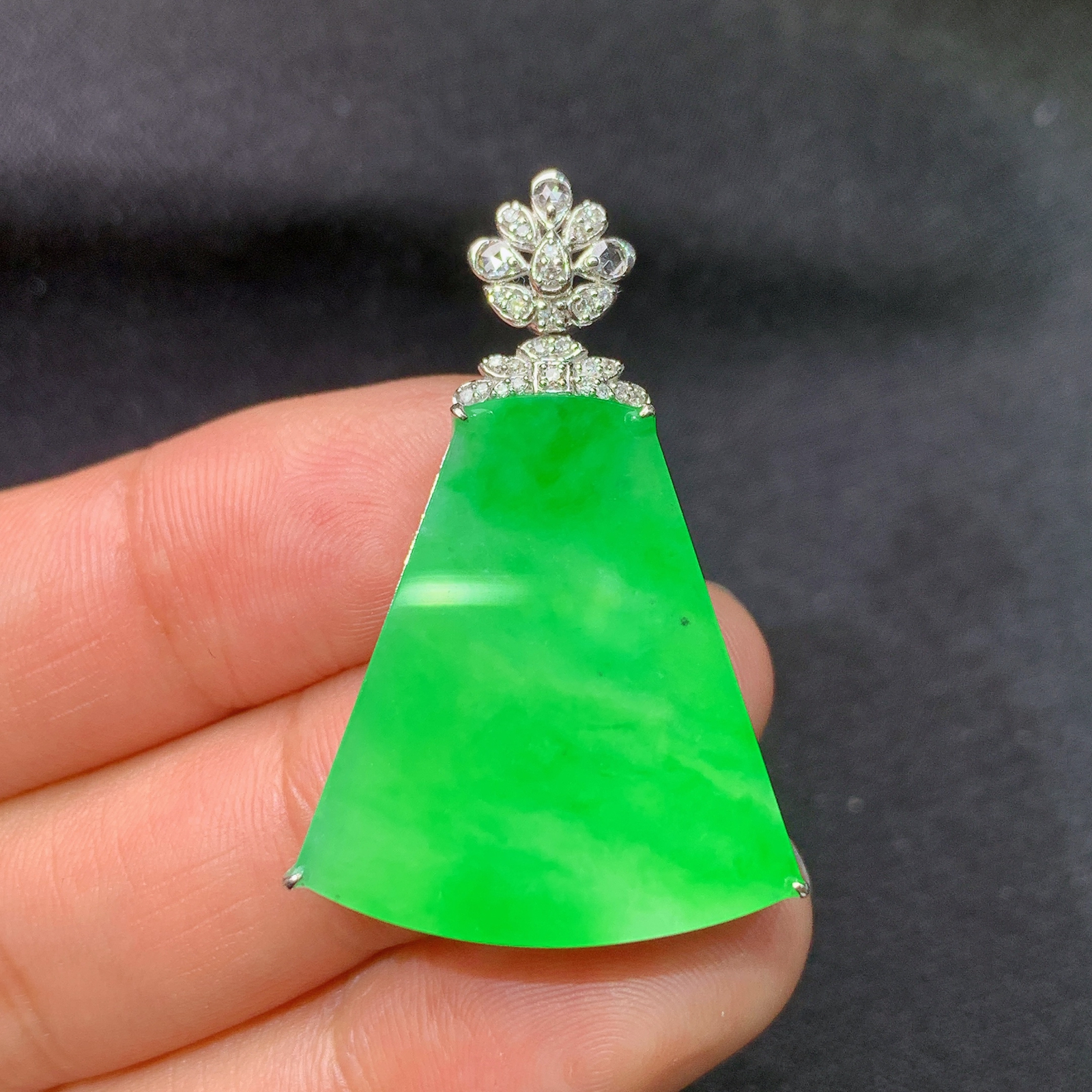 阳绿无事牌吊坠，18k金镶嵌，冰润色阳，玉质细腻，种水足，Kf 尺寸36.5*23.9*6