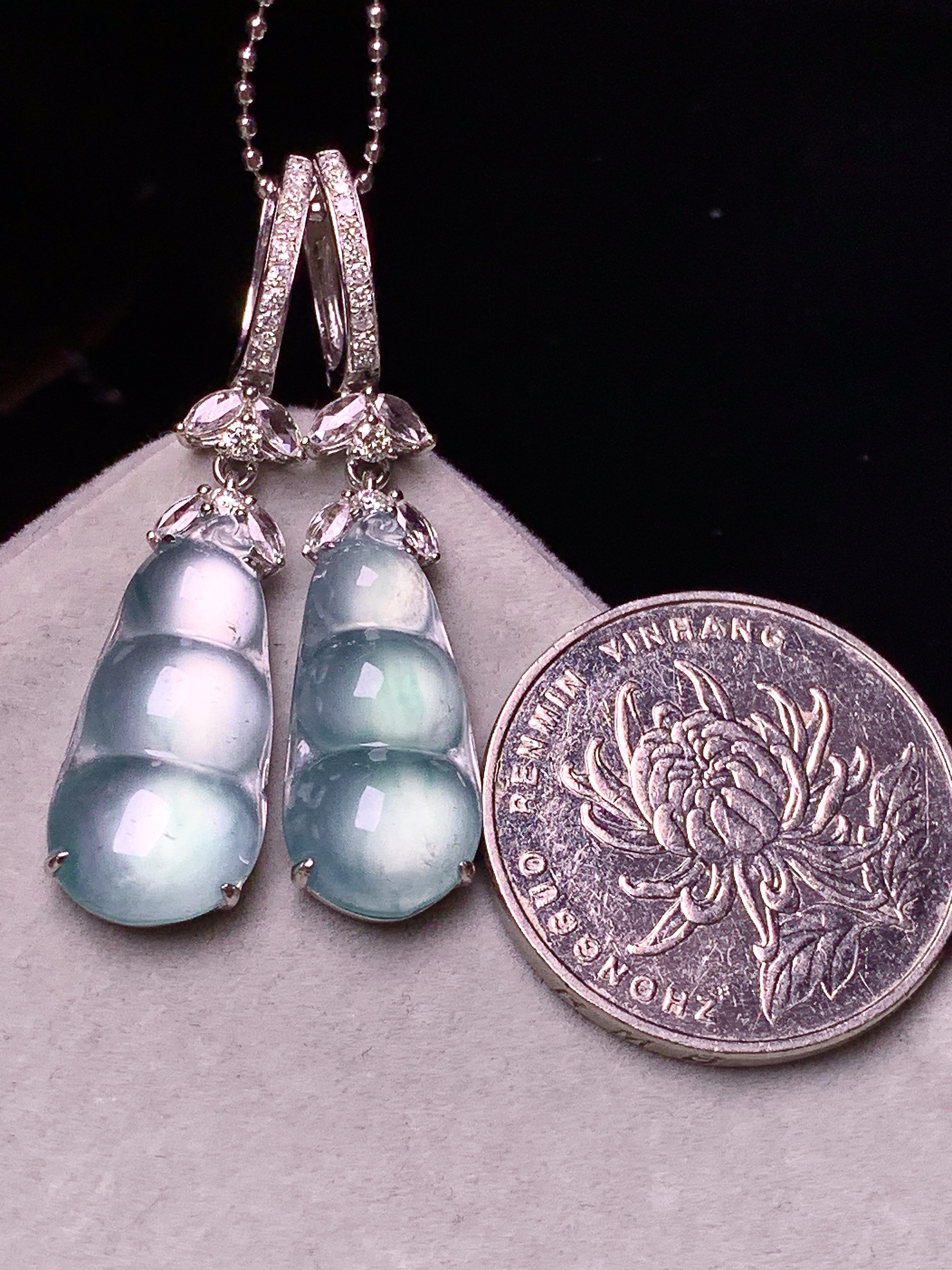 18k金钻镶嵌玻璃种四季豆耳坠 玉质细腻 色泽艳丽清新 水润亮眼 整体尺寸41.3*10.3*4.6m5