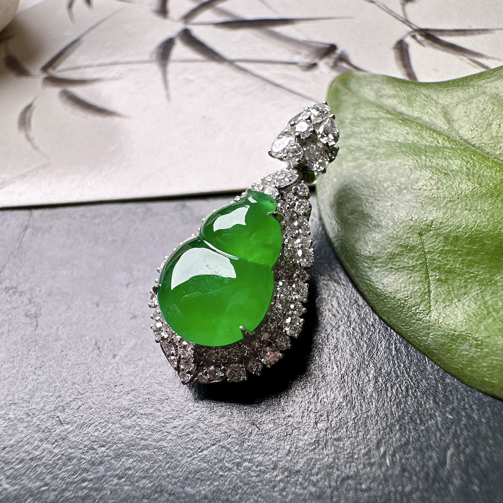 【冰种满绿葫芦吊坠】质地细腻，冰润起光，胶感强烈，冰感明显，18K金钻精美镶嵌，裸石尺寸11.8*8.8*2.8毫米