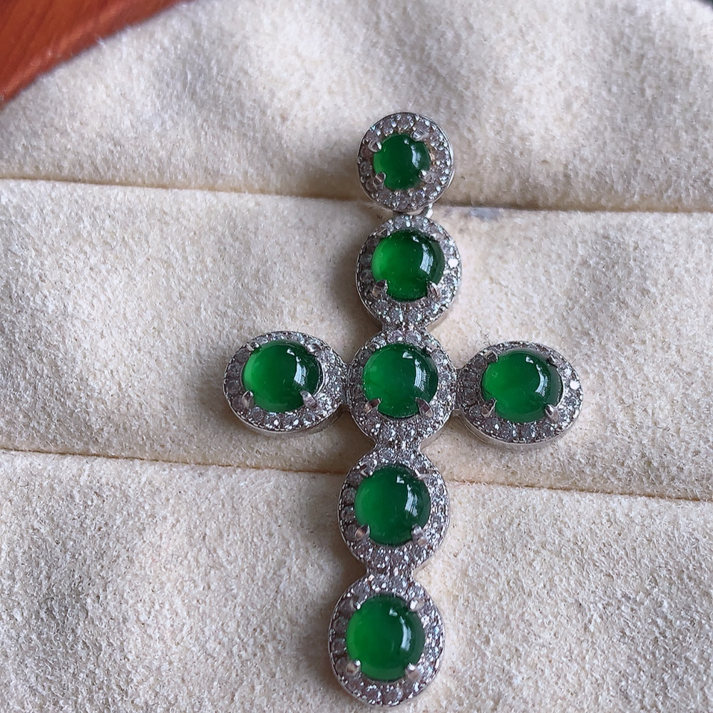 冰满绿翡翠925银镶嵌十字架挂件，自然光实拍，翠色灵动，颜色漂亮，种老水足，品相佳，佩戴佳品！W502.28  整体尺寸：36.5-21.5-4.6mm  裸石尺寸：4.2mm