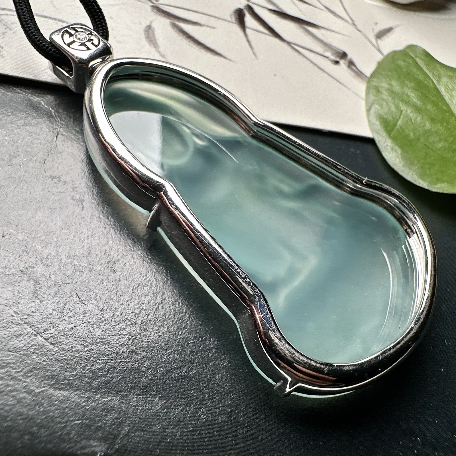 【冰种蓝底素衣观音】质地细腻，通透度上佳，冰感十足，适合佩戴，收藏品质，18k金钻镶嵌，裸石尺寸56.7*35.3*4.6毫米