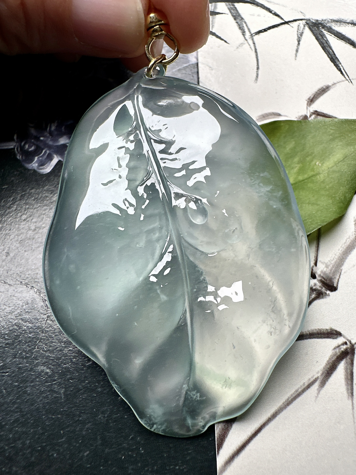 【冰种随形树叶】天空蓝老坑料，叶面饱满，种水上乘，质地致密细腻，品相上佳，冰润通透，起强荧光