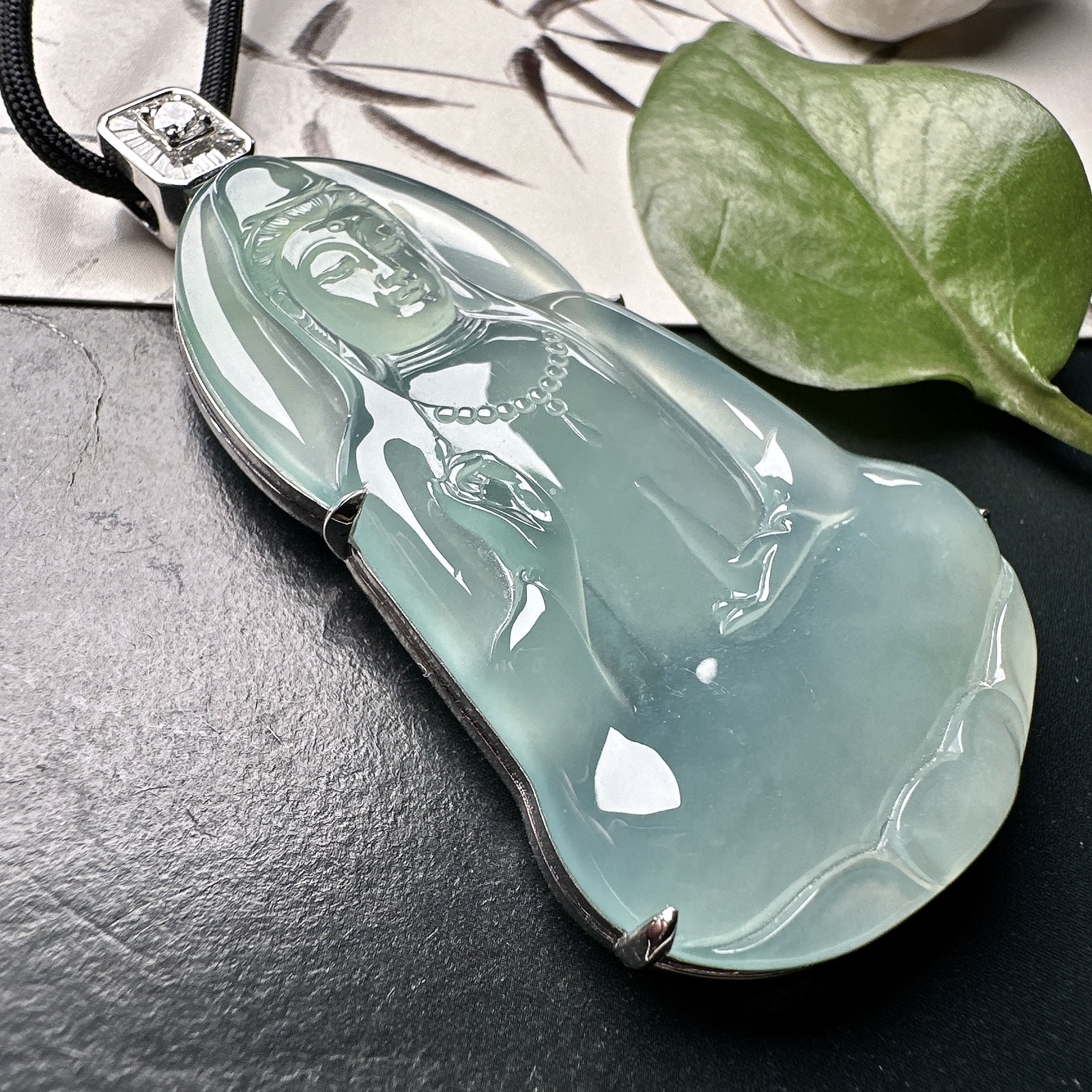 【冰种蓝底素衣观音】质地细腻，通透度上佳，冰感十足，适合佩戴，收藏品质，18k金钻镶嵌，裸石尺寸56.7*35.3*4.6毫米