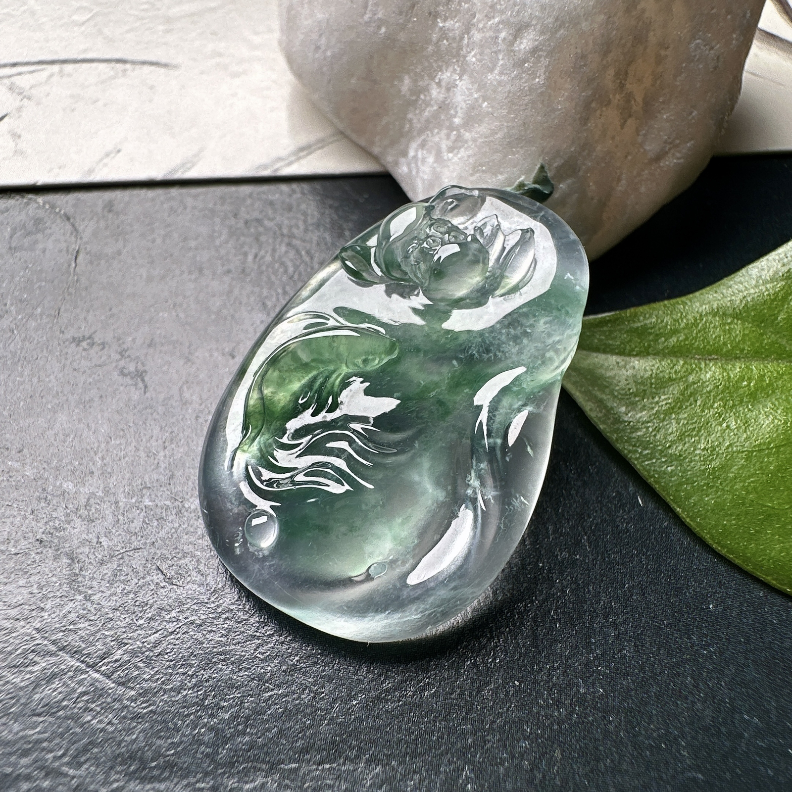 【玻璃种飘绿花鱼】年年有余，如鱼得水，力争上游。种水上乘，冰润通透，种老起强胶感强荧光，纯净清澈，冰感十足