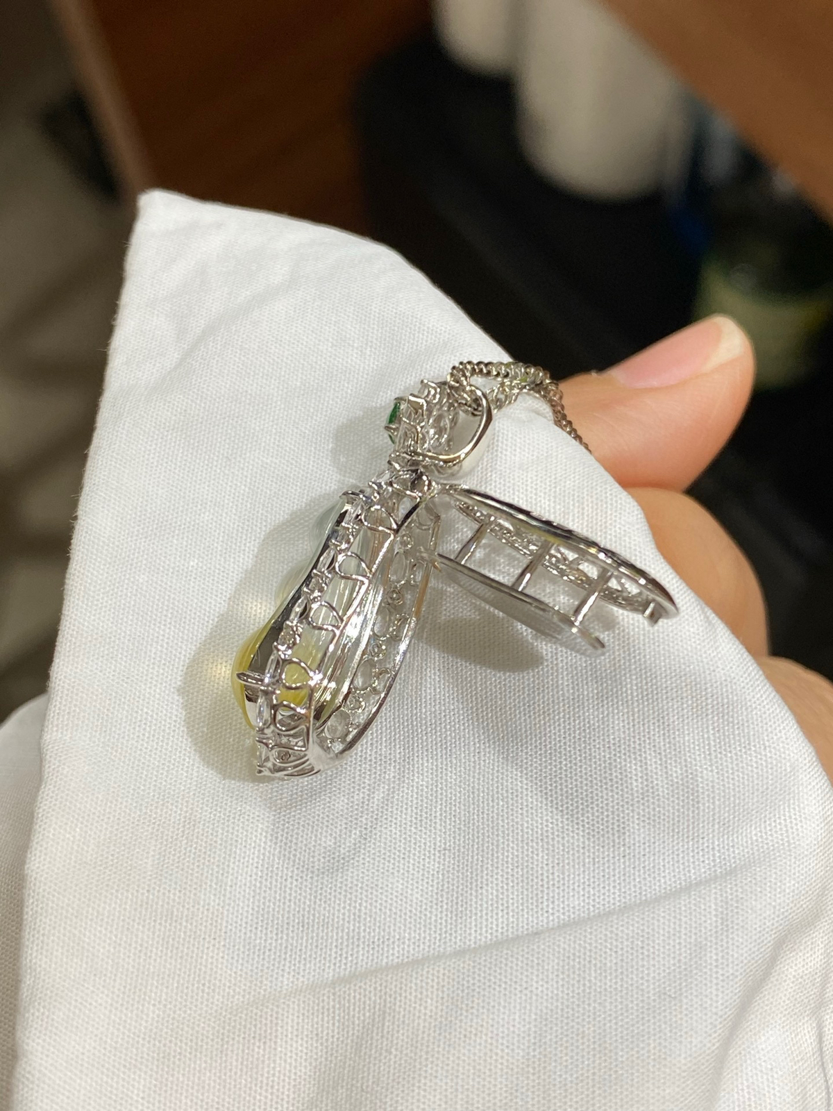 高冰 起光 黄翡 亮黄 色泽仙亮 18k

整体尺寸30.8-12-10.4