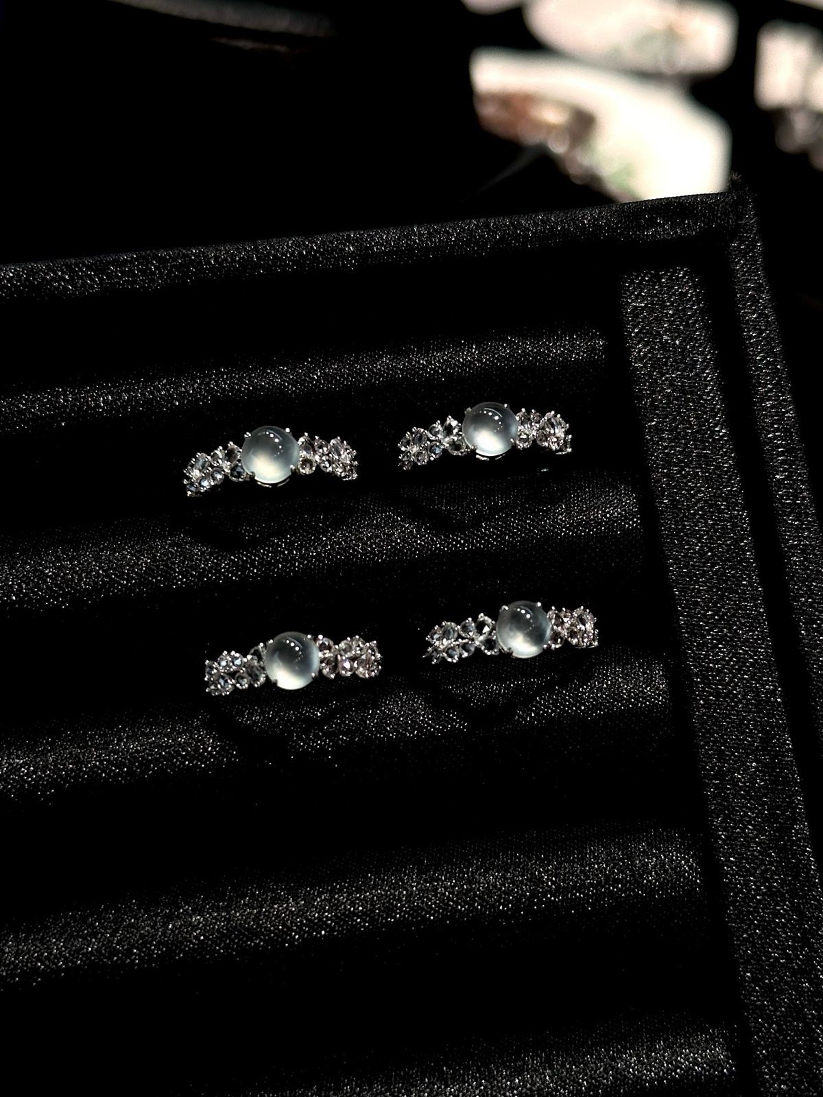 18k金超精致蛋面戒指（一枚价格）
尺寸5.5-4.8mm