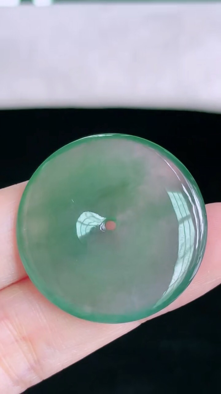 【翡翠名称】老坑种冰晴绿大平安扣吊坠
【翡翠尺寸】直径厚度30.8/4.8mm
【翡翠描述】宝贝种老水足，玉质细腻，色泽靓丽，性价比高，佩戴效果好！
【其它赠送】权威证书/精美挂绳盒子/支持全国复检